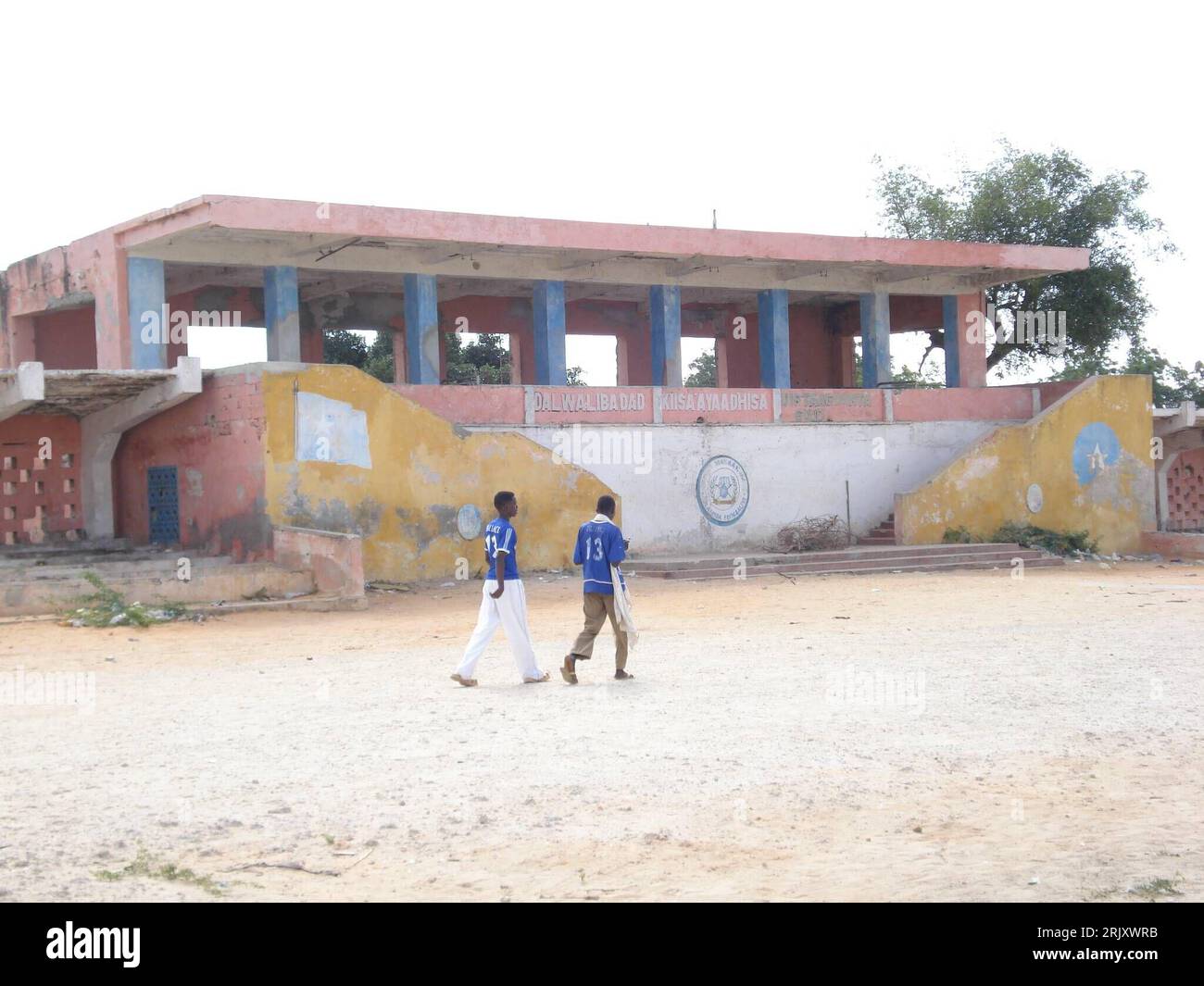 Bildnummer: 52369129  Datum: 30.01.2008  Copyright: imago/Xinhua Somalische Kinder vor einem maroden Gebäude in Mogadischu - PUBLICATIONxNOTxINxCHN, Landschaft , Personen , pessimistisch; 2008, Mogadischu, Somalia, Somali; , quer, Kbdig, Totale , Gesellschaft, Afrika Stock Photo