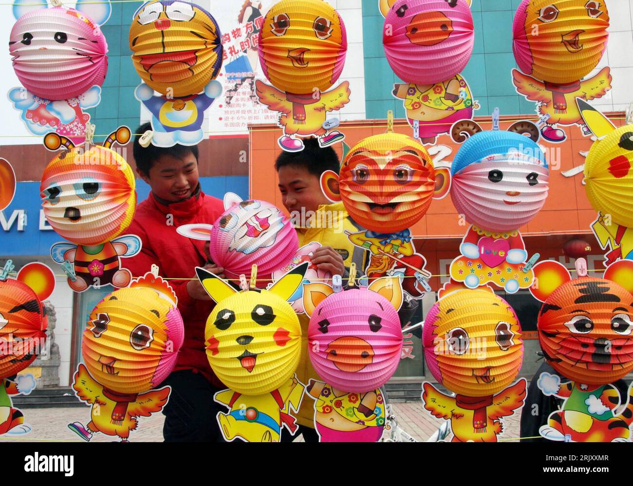 Bildnummer: 52374051  Datum: 29.01.2008  Copyright: imago/Xinhua Laternen aus wiederverwendetem Papier werden im Vorfeld des chinesischen Neujahrsfestes in Zaozhuang verkauft PUBLICATIONxNOTxINxCHN, Personen , Objekte; 2008, China, Peking, chinesisches Neujahr, Neujahrsfest, Frühlingsfest, Tradition, Chinese, Laterne, Lampe, wiederverwendet, recycled, Recycling, Papierrecycling, Vorbereitung, Vorbereitungen, Chinesen, Kind, Kinder, Junge, Jungen, Auslage, Auslagen, Angebot, Angebote, Auswahl, Vielfalt; , quer, Kbdig, Gruppenbild, , Einzelhandel, Wirtschaft,  ,  , Asien Stock Photo