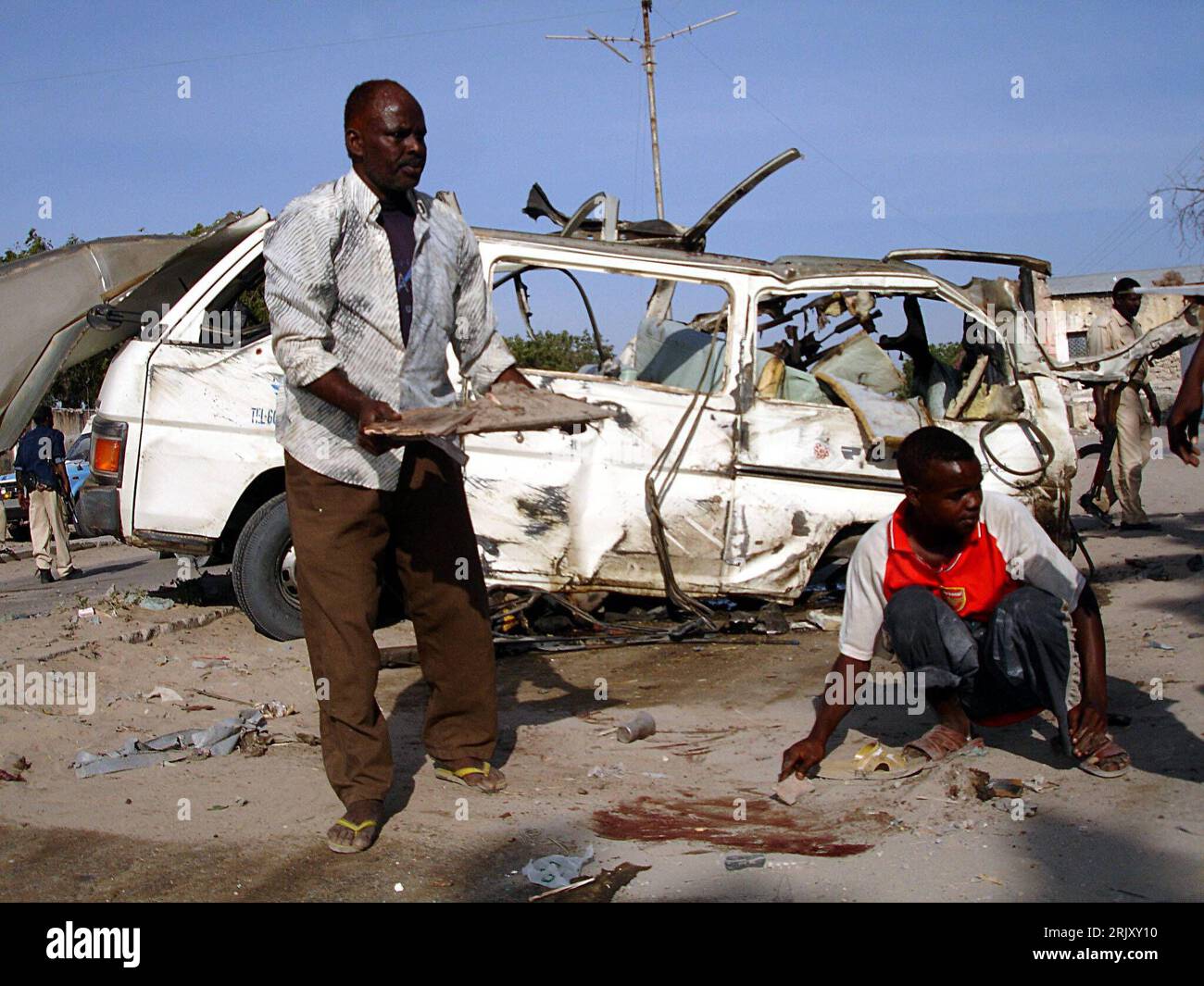 Bildnummer: 52375360  Datum: 03.02.2008  Copyright: imago/Xinhua Einheimische beseitigen die Schäden eines Bombenanschlags in Mogadischu, Somalia  PUBLICATIONxNOTxINxCHN , Personen , premiumd; 2008, Mogadischu, Anschlag, Bombenanschlag, Terror, Terroranschlag, Attentat, Bombenattentat, Zerstörung, Schaden, Zerstörungen, Gesellschaft, Einheimischer, , Wrack, Autowrack; , quer, Kbdig, Gruppenbild,  , Gesellschaft, Afrika Stock Photo