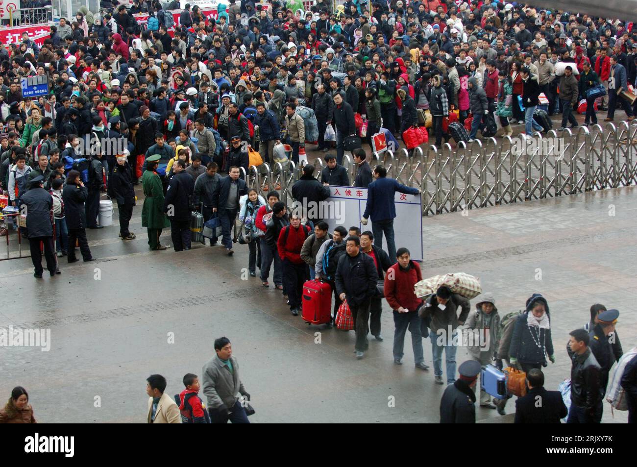 Bildnummer: 52379530  Datum: 27.01.2008  Copyright: imago/Xinhua Tausende Passagiere warten vor dem Bahnhof von Guiyang in der chinesischen Provinz Guizhou - wegen heftiger Schneefälle kommt es in weiten Teilen des Landes zu einem Verkehrschaos - PUBLICATIONxNOTxINxCHN , Personen; 2008, China, Bahnhöfe, Passagier, Passagiere, Reisender, Chinese, Chinesen, Menschenmenge, Menschenmassen; , quer, Kbdig, Totale,  , Bahn, Verkehr,  , Asien Stock Photo