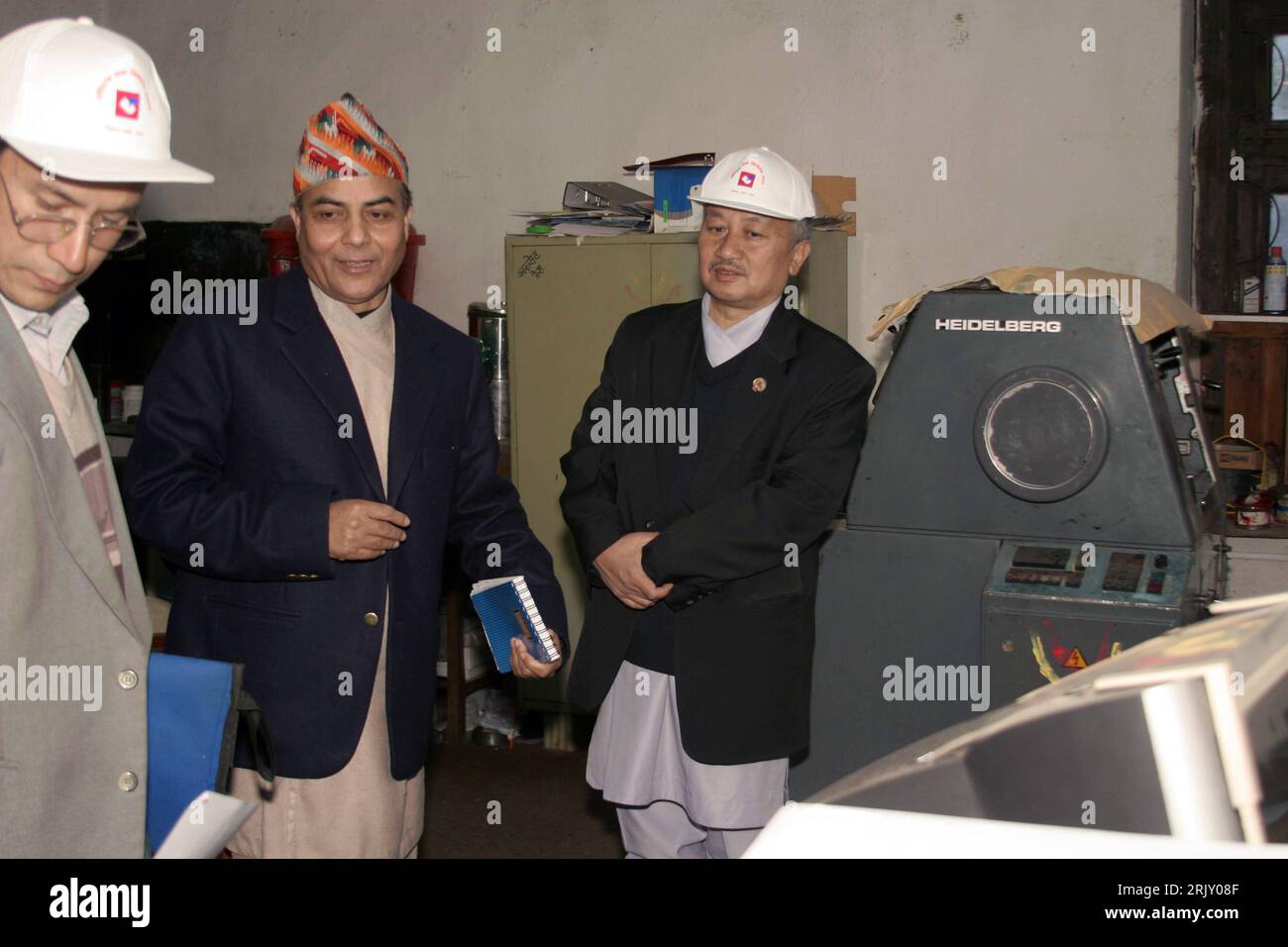Bildnummer: 52389667  Datum: 10.02.2008  Copyright: imago/Xinhua Bhoj Raj Pokharel (Mitte, Nepal/Chef der Wahlkommission) und Subash Nemwang (re., Nepal/Parlamentssprecher) anlässlich eines Treffens in den Räumen der Wahlkommission - Vorbereitungen auf die Wahl der verfassungsgebenden Versammlung in Kathmandu  PUBLICATIONxNOTxINxCHN , Personen; 2008, Kathmandu, Politik, Politiker, Wahlen,   premiumd; , quer, Kbdig, Gruppenbild,  , People Stock Photo