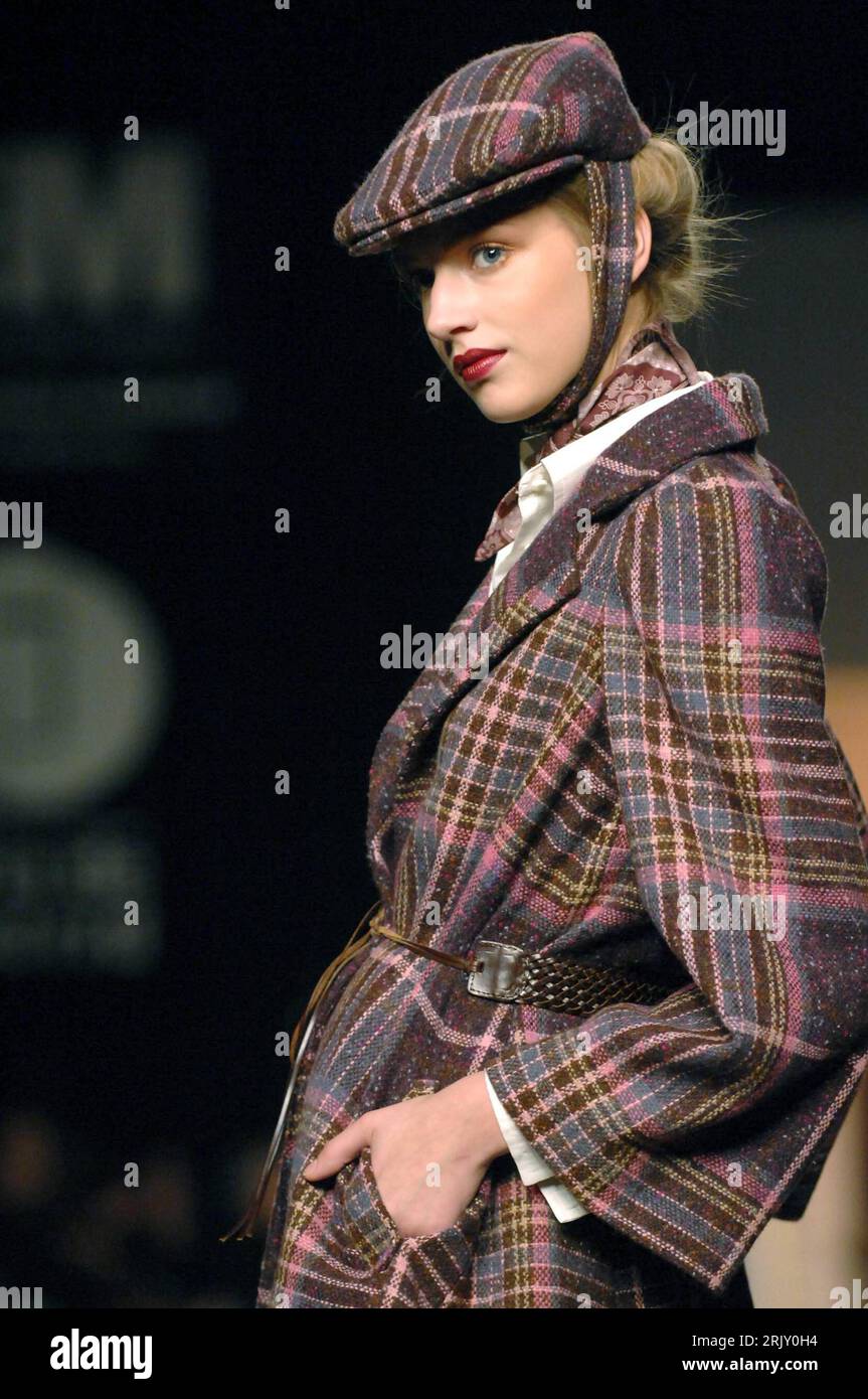 Bildnummer: 52396458  Datum: 13.02.2008  Copyright: imago/Xinhua Model präsentiert Kreation der Herbst-Winterkollektion von  Ailanto während einer Modenschau der Fashion Week in Madrid PUBLICATIONxNOTxINxCHN, Personen; 2008, Madrid, Modenschau, Modenschauen, Models, Damenmode, Bekleidung, Outfit, Herbstkollektion, kariert, Jacke, Jacken; , hoch, Kbdig, Einzelbild, Seitenansicht, Perspektive,  , Beauty, Fashion Stock Photo