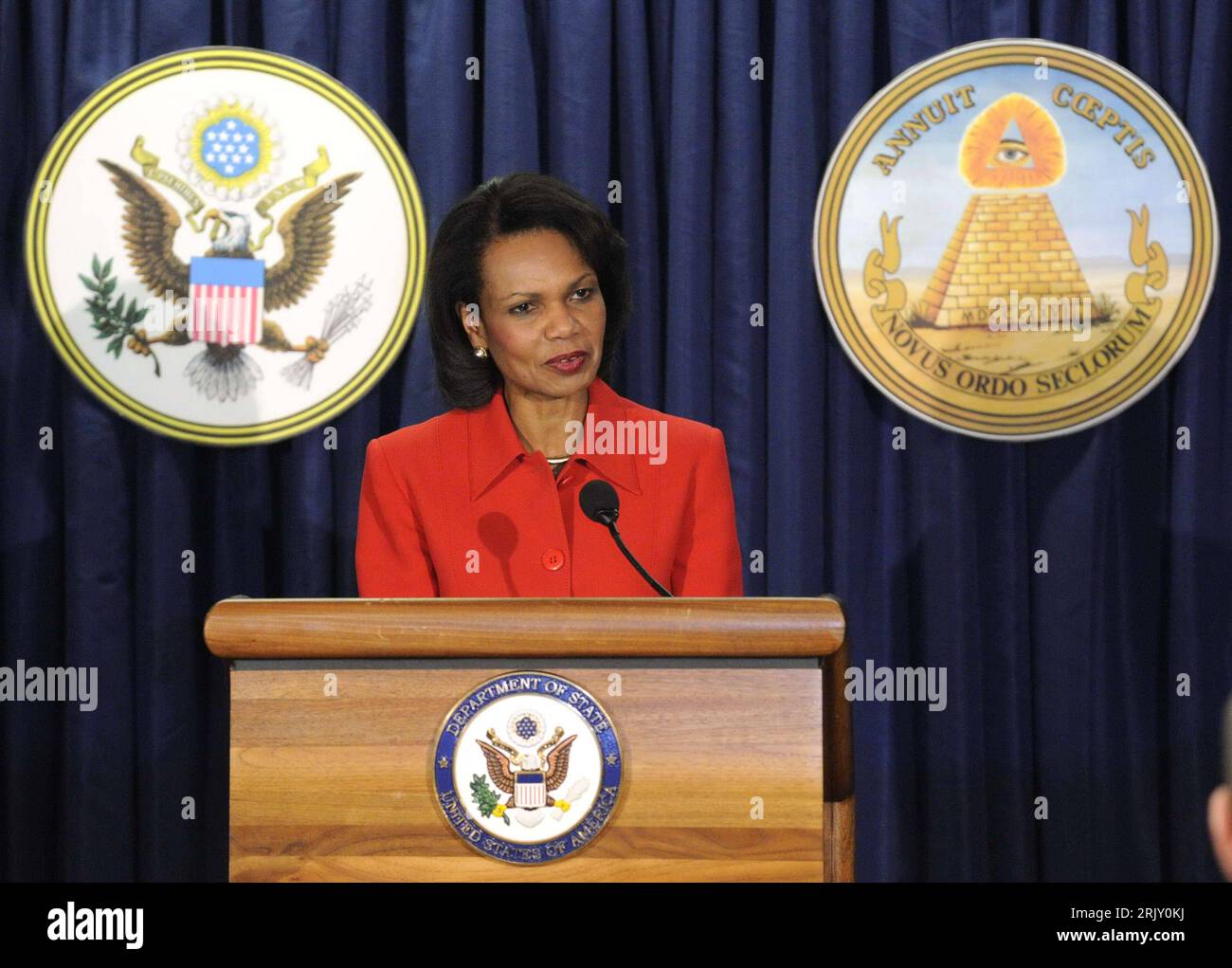 Bildnummer: 52397000  Datum: 12.02.2008  Copyright: imago/Xinhua Außenministerin Condoleezza Rice (USA) anlässlich einer Rede zum 225. Jubiläum des US-Staatswappens - Great Seal - (li. hinten die Vorderseite, re. die Rückseite) im Außenministerium in Washington D.C. - PUBLICATIONxNOTxINxCHN, Personen , premiumd; 2008, Washington D.C., DC, Politik, Politiker, Politikerin, Staatswappen, Pressetermin; , quer, Kbdig, Einzelbild, Aktion, People, Nordamerika, Logos, Wappen Stock Photo