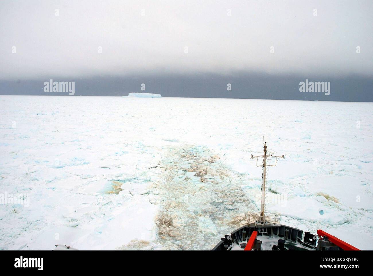 Eisbrecher - Xuelong - bricht das Eis der Antarktis PUBLICATIONxNOTxINxCHN   Icebreaker XUELONG breaks the Ice the Antarctica PUBLICATIONxNOTxINxCHN Stock Photo