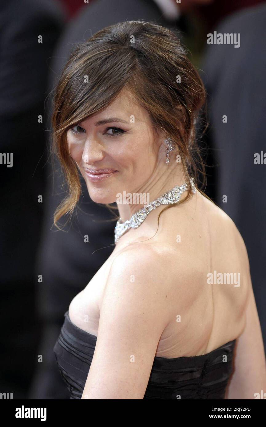 Bildnummer: 52428600  Datum: 24.02.2008  Copyright: imago/Xinhua Schauspielerin Jennifer Garner anlässlich der 80. Annual Academy Awards in Hollywood - PUBLICATIONxNOTxINxCHN , Personen , optimistisch; 2008, Los Angeles, LA, L.A., Hollywood, Oscar, Oscars, Oscarverleihung, Pressetermin, lächeln, Schulterblick; , hoch, Kbdig, Einzelbild, close, Film, Kunst, Rückansicht, Perspektive, Randbild, People Stock Photo