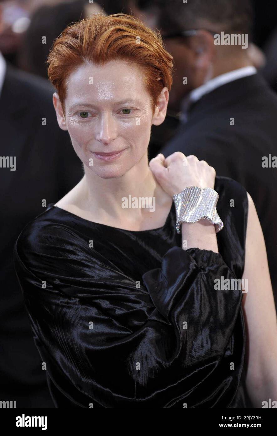 Bildnummer: 52428679  Datum: 24.02.2008  Copyright: imago/Xinhua Schauspielerin Tilda Swinton anlässlich der 80. Annual Academy Awards in Hollywood - PUBLICATIONxNOTxINxCHN , Personen , optimistisch; 2008, Los Angeles, LA, L.A., Hollywood, Oscar, Oscars, Oscarverleihung, Pressetermin, lächeln, Accessoire, Schmuck, Armreifen; , hoch, Kbdig, Einzelbild, close, Film, Kunst, Randbild, People Stock Photo