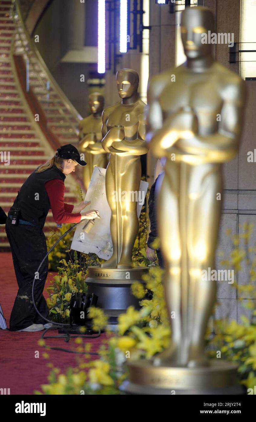 Bildnummer: 52428767  Datum: 24.02.2008  Copyright: imago/Xinhua Mitarbeiterin bereitet die Oscarfiguren mit goldenem Spray auf in Vorbereitung auf die bevorstehenden 80. Annual Academy Awards in Hollywood - PUBLICATIONxNOTxINxCHN , Personen; 2008, Los Angeles, LA, L.A., Hollywood, USA, Oscar, Oscars, Oscarverleihung, Trophäe, Figur, Vorbereitungen, besprühen, färben, Unschärfe; , hoch, Kbdig, Einzelbild, Arbeitswelten, Gesellschaft,  ,  , Nordamerika Stock Photo