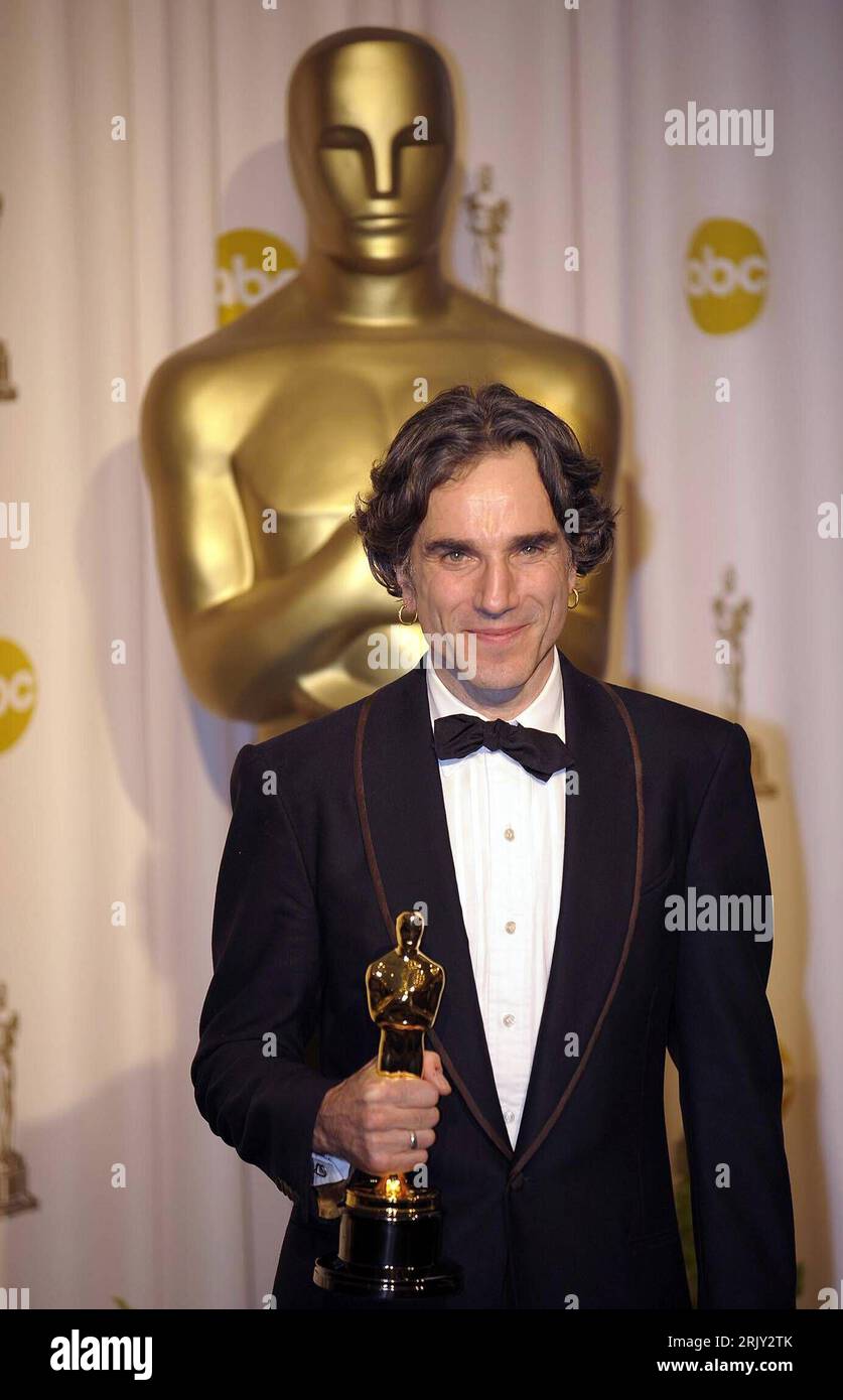 Bildnummer: 52428174  Datum: 24.02.2008  Copyright: imago/Xinhua Preisträger Daniel Day-Lewis (Schauspieler) anlässlich der 80. Annual Academy Awards in Hollywood - PUBLICATIONxNOTxINxCHN , Objekte , Personen , optimistisch; 2008, Los Angeles, LA, L.A., Hollywood, Oscar, Oscars, Oscarverleihung, Pressetermin, Preisverleihung, Verleihung, Trophäe, lächeln; , hoch, Kbdig, Einzelbild, close, Film, Kunst, Randbild, People Stock Photo