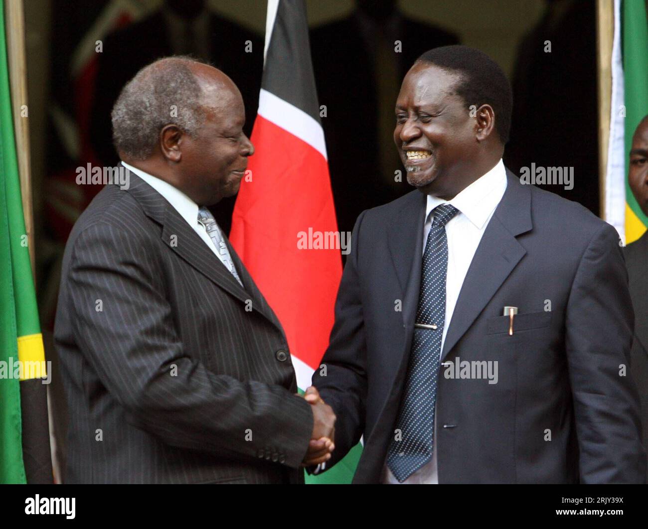 Bildnummer: 52433160  Datum: 28.02.2008  Copyright: imago/Xinhua Staatspräsident Mwai Kibaki (li., Kenia) und Oppositionsführer Raila Amollo Odinga (Kenia) nach der Unterzeichnung einer Vereinbarung für eine Koalitionsregierung in Nairobi - PUBLICATIONxNOTxINxCHN, Personen , premiumd , premiumd; 2008, Nairobi, Kenia, Politik, Politiker, Präsident, shake hands, shakehands,; , quer, Kbdig, Gruppenbild, close, Randbild, People, Afrika Stock Photo