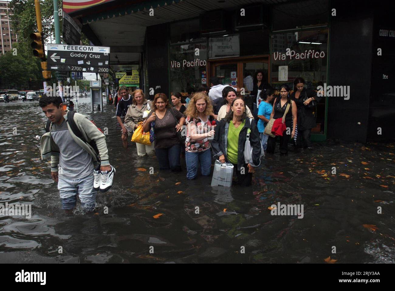 Bildnummer: 52434993  Datum: 27.02.2008  Copyright: imago/Xinhua Überschwemmung in Buenos Aires - Einheimische stehen an einer überschwemmten Straße - PUBLICATIONxNOTxINxCHN, Personen; 2008, Buenos Aires, Argentinien, Katastrophe, Naturkatastrophe, Flut, Überschwemmung, Überschwemmungen, Hochwasser, Flutkatastrophe, Hochwasserkatastrophe, Unwetter, Mann, Frau; , quer, Kbdig, Gruppenbild,  , Wetter, Südamerika Stock Photo