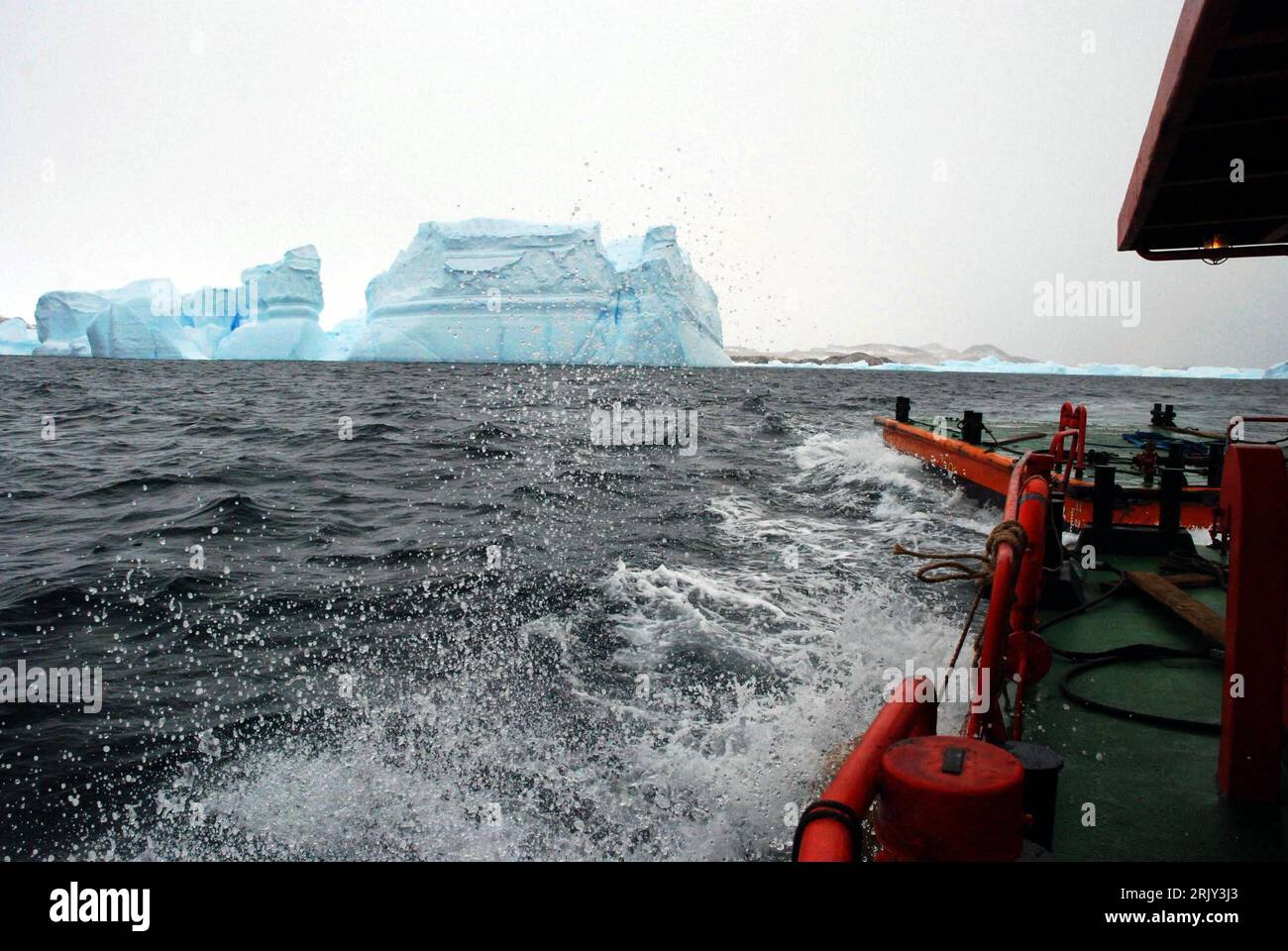 Beiboot des chinesischen Wissenschaftsschiffes - Xuelong - mit Ölfässern in der Antarktis PUBLICATIONxNOTxINxCHN   Dinghy the Chinese Science ship XUELONG with Ölfässern in the Antarctica PUBLICATIONxNOTxINxCHN Stock Photo