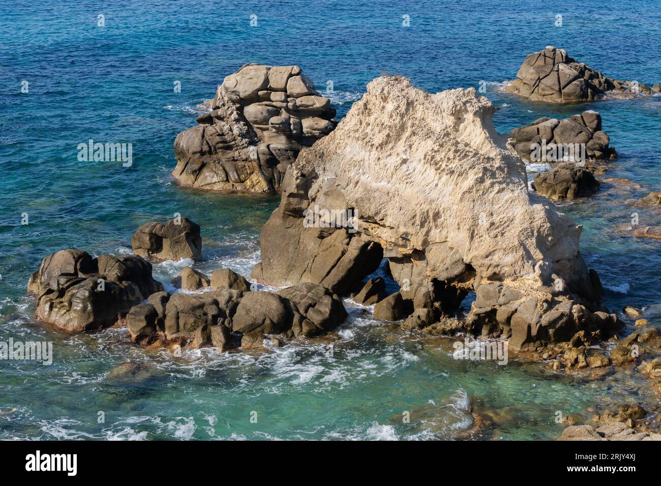 Large Rocks In The Ocean Closeup waves crushing rocks hi-res stock photography and images - Alamy