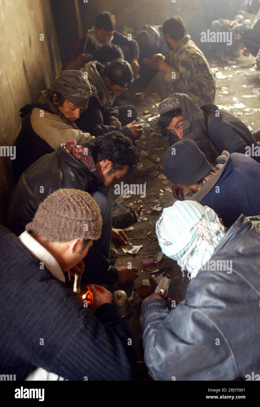 Bildnummer: 52452481  Datum: 10.03.2008  Copyright: imago/Xinhua Drogensüchtige spritzen sich Heroin in einem verlassenen Gebäude in Kabul - PUBLICATIONxNOTxINxCHN, Personen; 2008, Kabul, Afghanistan , Drogenabhängige, Drogenabhängigkeit, Drogenabhängiger, Schuss, setzen, heroinsüchtig, Suchtverhalten, Heroinsucht, abhängig, Abhängigkeit, Junkie, Fixer, Armut, Mann; , hoch, Kbdig, Totale, Drogen, Gesellschaft,  , Gesellschaft, Asien Stock Photo
