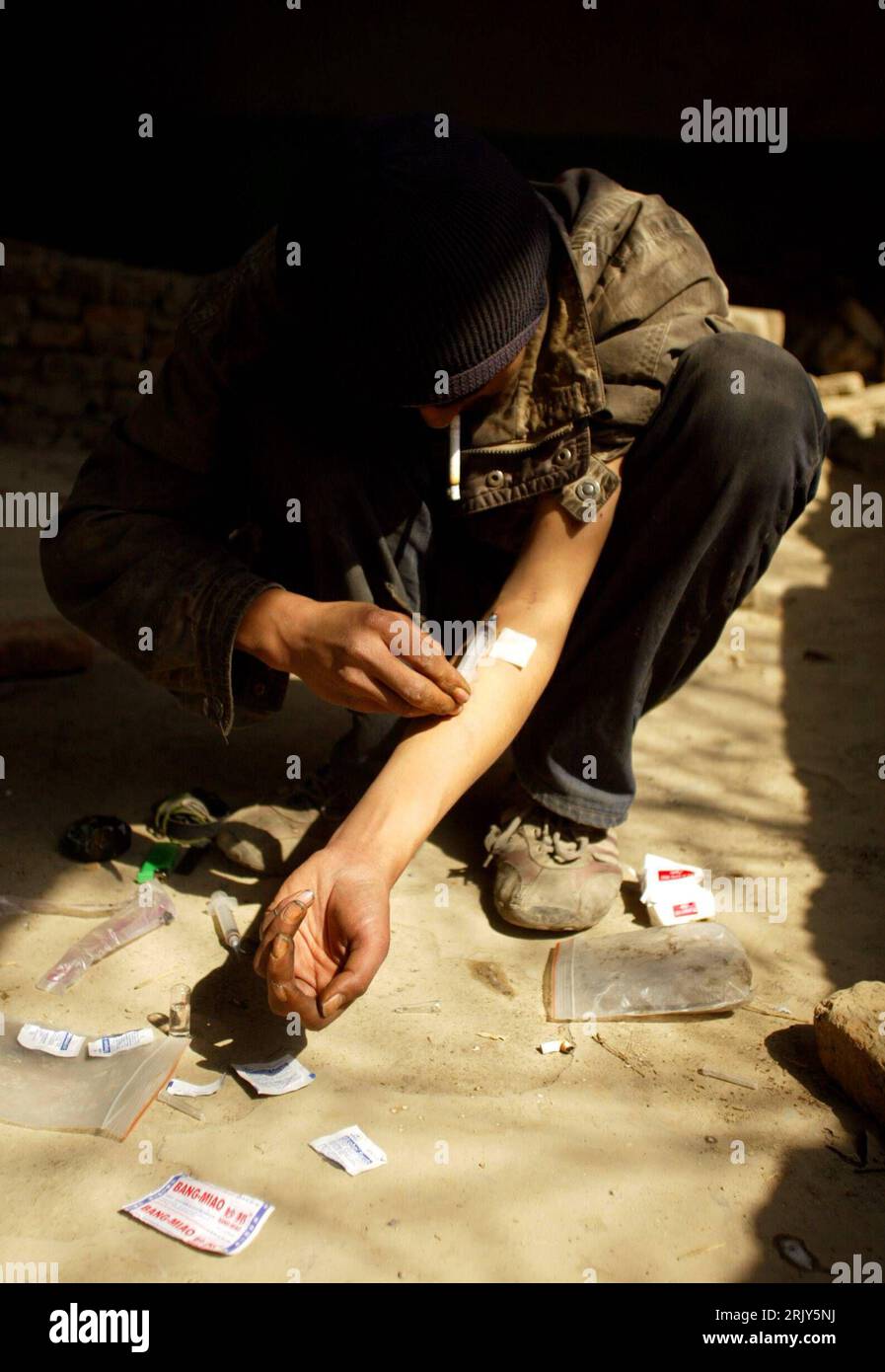 Bildnummer: 52452504  Datum: 10.03.2008  Copyright: imago/Xinhua Drogensüchtiger spritzt sich Heroin in einem verlassenen Gebäude in Kabul - PUBLICATIONxNOTxINxCHN, Personen; 2008, Kabul, Afghanistan , Drogenabhängige, Drogenabhängigkeit, Drogenabhängiger, heroinsüchtig, Suchtverhalten, Heroinsucht, abhängig, Abhängigkeit, Junkie, Armut, Mann, Spritze, spritzen, setzen, Schuss, Fixer; , hoch, Kbdig, Einzelbild,  , Gesellschaft, Asien Stock Photo