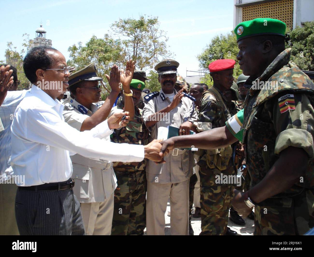 Bildnummer: 52457916  Datum: 16.03.2008  Copyright: imago/Xinhua Premierminister Nur Hassan Hussein (li., Somalia) und Major General Francis Okello (Kommandeur der African Union Mission AMISOM) in Mogadischu, Somalia - PUBLICATIONxNOTxINxCHN, Personen , premiumd; 2008, Mogadischu, Somalia, Politiker, Gestik, shakehands, Applaus; , quer, Kbdig, Gruppenbild, Internationale Politik, Politik, Randbild, People,  Militär Staat Stock Photo