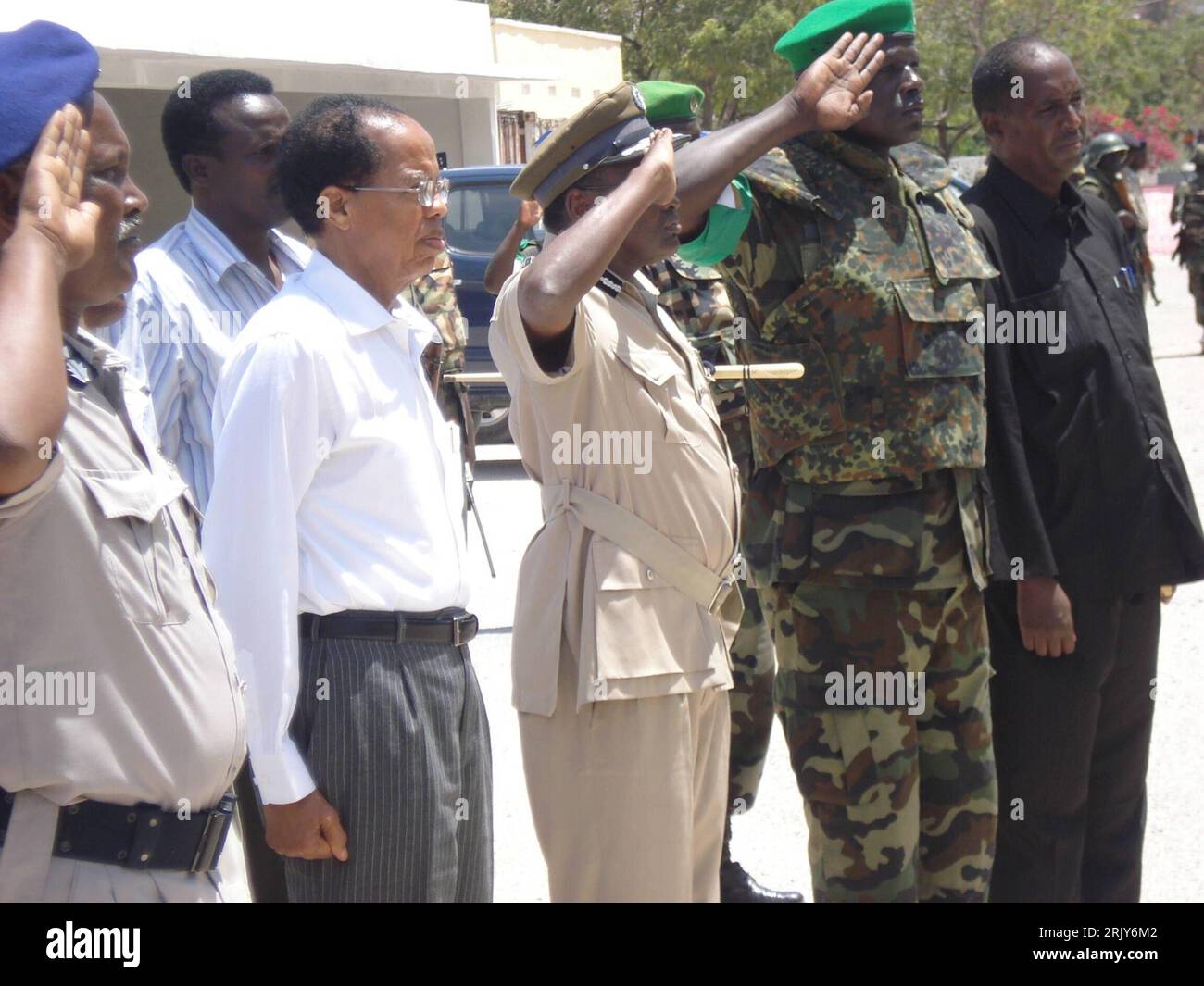 Bildnummer: 52457920  Datum: 16.03.2008  Copyright: imago/Xinhua Premierminister Nur Hassan Hussein (2.v.li., Somalia) und Major General Francis Okello (2.v.re., Kommandeur der African Union Mission AMISOM) in Mogadischu, Somalia - PUBLICATIONxNOTxINxCHN, Personen , premiumd; 2008, Mogadischu, Somalia, Politiker, Gestik, salutieren, Gruß, grüßen, grüßt, Salut, salutiert; , quer, Kbdig, Gruppenbild, Internationale Politik, Politik, Randbild, Militaer, Staat, People, Stock Photo