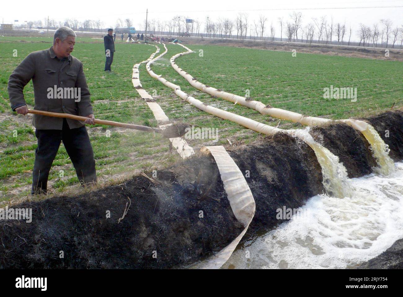 Bildnummer: 52464695  Datum: 17.03.2008  Copyright: imago/Xinhua Bauern pumpen mit Schläuchen Wasser in einen Bewässerungskanal auf einem Feld in Xidao - China PUBLICATIONxNOTxINxCHN, Landschaft , Personen; 2008, Xidao, China, Bauer, Schlauch, Schläuche, Wasserschlauch, Wasserschläuche, bewässern, Bewässerung, Felder, Trockenheit, Kanal; , quer, Kbdig, Totale, Landwirtschaft, Wirtschaft, Arbeitswelten, Gesellschaft,  , o0 Asien Stock Photo