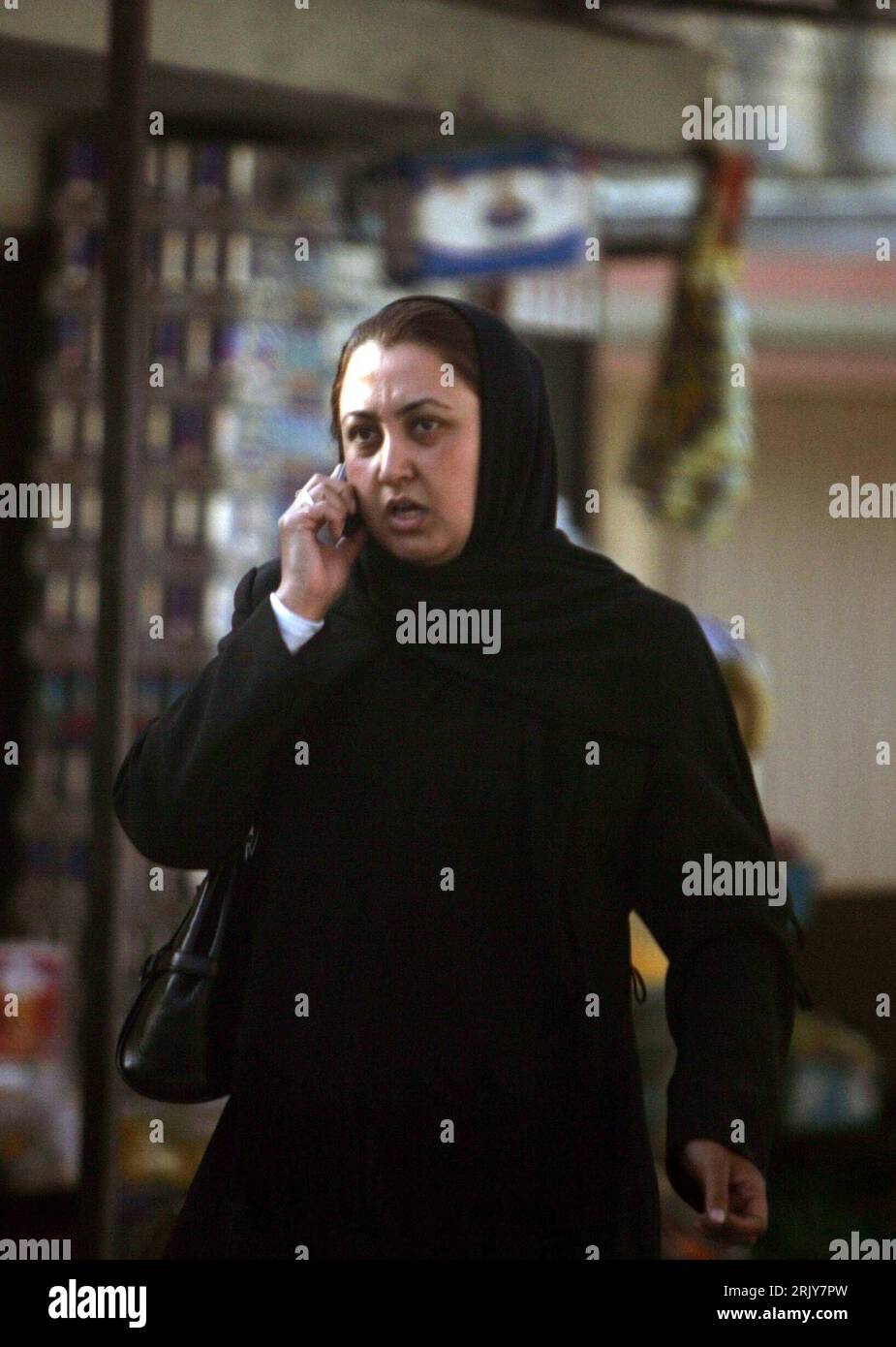 Bildnummer: 52468382  Datum: 23.03.2008  Copyright: imago/Xinhua Afghanische Frau telefoniert mit einem Handy - Kabul, Personen , premiumd; 2008, Kabul, Afghanistan, telefonieren, Einheimischer, Einheimische, verhüllt, Kopftuch, mobil, Telefon, Telekommunikation, Kommunikation, Afghane, Afghanin; , hoch, Kbdig, Einzelbild, close,  ,  , Asien Stock Photo