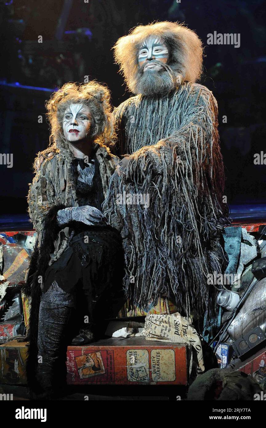 Bildnummer: 52469413  Datum: 23.03.2008  Copyright: imago/Xinhua Szene aus dem Musical - Cats - am   in Shenzhen - China - PUBLICATIONxNOTxINxCHN, Personen; 2008, Shenzhen, Musik, Musiker, Musical, Darsteller, Schauspieler, ; , hoch, Kbdig, Gruppenbild, Theater, Kunst, Stock Photo