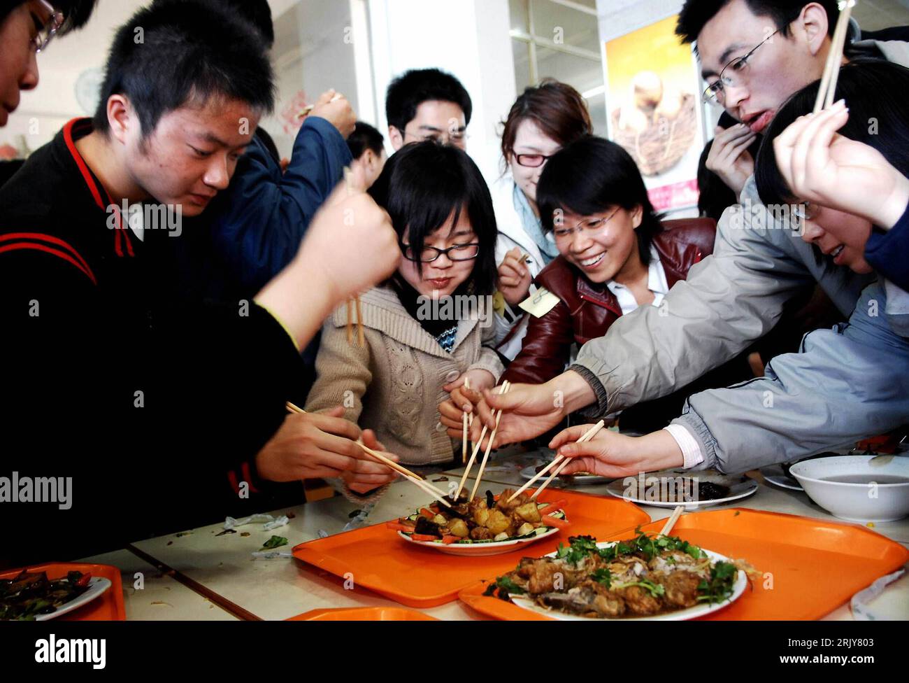 Bildnummer: 52469811  Datum: 23.03.2008  Copyright: imago/Xinhua Teilnehmer eines Kochwettbewerbs an der - University of Science and Technology of China - bei der Verkostung einer Kreation - Hefei PUBLICATIONxNOTxINxCHN, Personen; 2008, Hefei, Provinz Anhui, China, Teilnehmerin, Kochwettbewerb, Student, Studentin, Chinese, Chinesin, Einheimische, essen, isst; , quer, Kbdig, Gruppenbild,  , Universität, Bildung,  , Asien Stock Photo