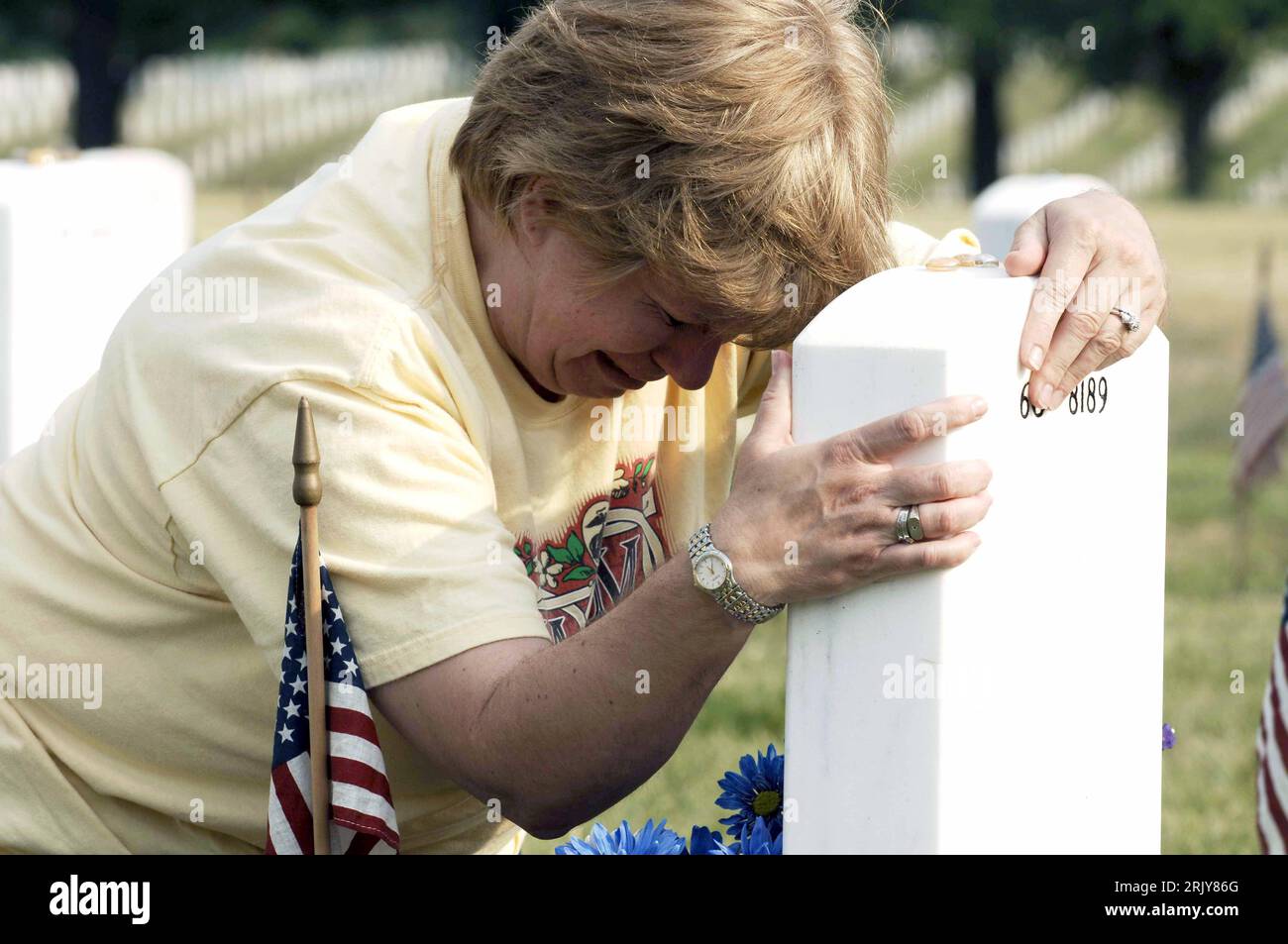 Bildnummer: 52470393  Datum: 26.05.2007  Copyright: imago/Xinhua Weinende Mutter am Kriegsgrab ihres gefallenen Sohnes auf dem Arlington National Cemetery PUBLICATIONxNOTxINxCHN, Personen , Trauer , pessimistisch , Highlight , premiumd; 2007, Arlington, USA, Grab, Gräber, Kriegsgrab, Kriegsgräber, Soldatenfriedhof, Friedhof, Kriegsfriedhof, Gedenken, erinnern, Erinnerung, Opfer, Kriegsopfer, Mütter, Frau, Frauen, Hinterbliebene, Hinterbliebener, weinen, Familienmitglied, Familienmitglieder, Grabstein; , quer, Kbdig, Einzelbild, close,  , Gesellschaft, Nordamerika Stock Photo