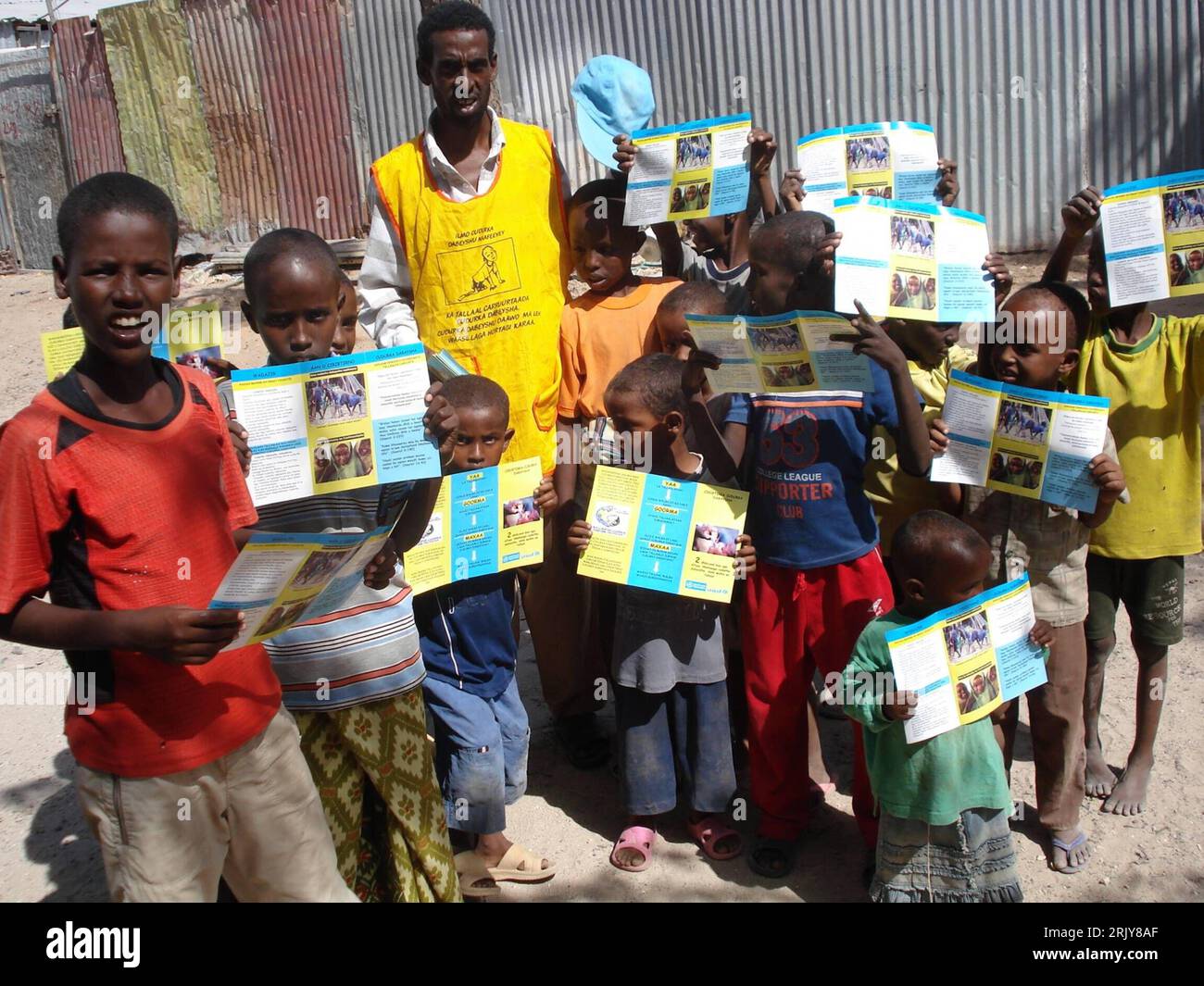 Bildnummer: 52471275  Datum: 26.03.2008  Copyright: imago/Xinhua Kinder werben in Mogadischu mit Flyern für Polio-Vorsorge - Somalia PUBLICATIONxNOTxINxCHN, Personen , premiumd; 2008, Mogadishu, Somalia, Kind, Kinder, Aktion, Vorsorge, Kinderlähmung, Vorbeugung, Impfung, Handzettel, Aufklärung, Junge, Jungen, Kleinkind, Kleinkinder, Prävention; , quer, Kbdig, Gruppenbild,  , Gesundheit, Afrika o0 Gesellschaft Stock Photo