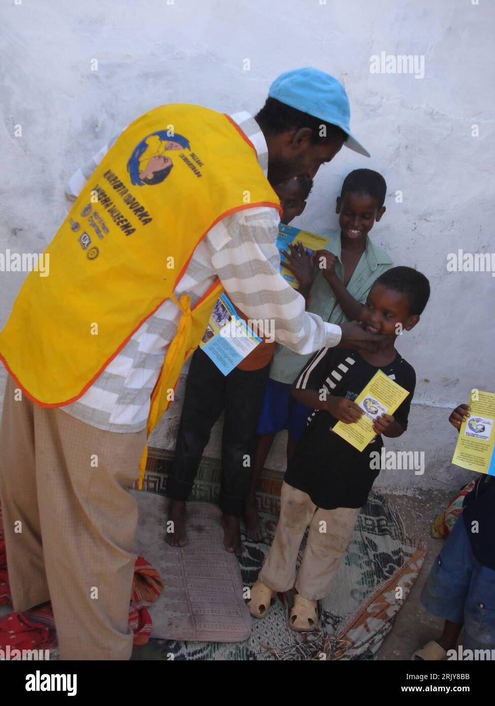 Bildnummer: 52471277  Datum: 26.03.2008  Copyright: imago/Xinhua Abdullahi Hassan Korweyne und Kinder werben in Mogadischu mit Flyern für Polio-Vorsorge - Somalia PUBLICATIONxNOTxINxCHN, Personen; 2008, Mogadishu, Somalia, Kind, Kinder, Aktion, Vorsorge, Kinderlähmung, Vorbeugung, Impfung, Handzettel, Aufklärung, Junge, Jungen, Kleinkind, Kleinkinder, Prävention; , hoch, Kbdig, Gruppenbild,  , Gesundheit, Afrika o0 Gesellschaft Stock Photo
