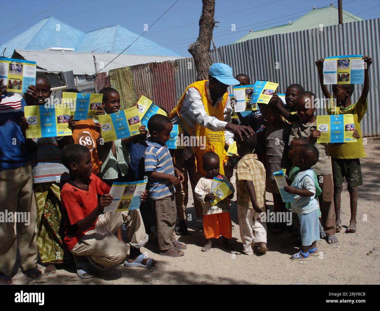 Bildnummer: 52471276  Datum: 26.03.2008  Copyright: imago/Xinhua Kinder werben in Mogadischu mit Flyern für Polio-Vorsorge - Somalia PUBLICATIONxNOTxINxCHN, Personen; 2008, Mogadishu, Somalia, Kind, Kinder, Aktion, Vorsorge, Kinderlähmung, Vorbeugung, Impfung, Handzettel, Aufklärung, Junge, Jungen, Kleinkind, Kleinkinder, Prävention; , quer, Kbdig, Totale,  , Gesundheit, Afrika o0 Gesellschaft Stock Photo