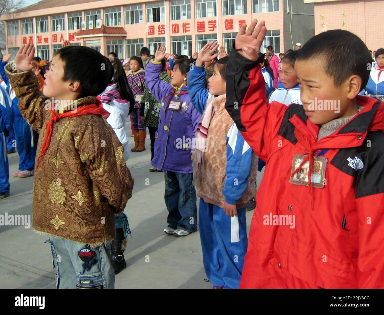 Bildnummer: 52471638  Datum: 24.03.2008  Copyright: imago/Xinhua Schüler beim Fahnenappell vor ihrer Schule in Aba in der Autonomen Region Tibet-Qiang - China - PUBLICATIONxNOTxINxCHN, Personen; 2008, Aba, Autonome Region Tibet-Qiang, Tibet, China, Kind, Schulkind, Schulkinder, Appell, Chinese, Chinesen, Pionier, Pioniere, Gestik; , quer, Kbdig, Totale,  , Schule, Bildung,  , Asien Stock Photo