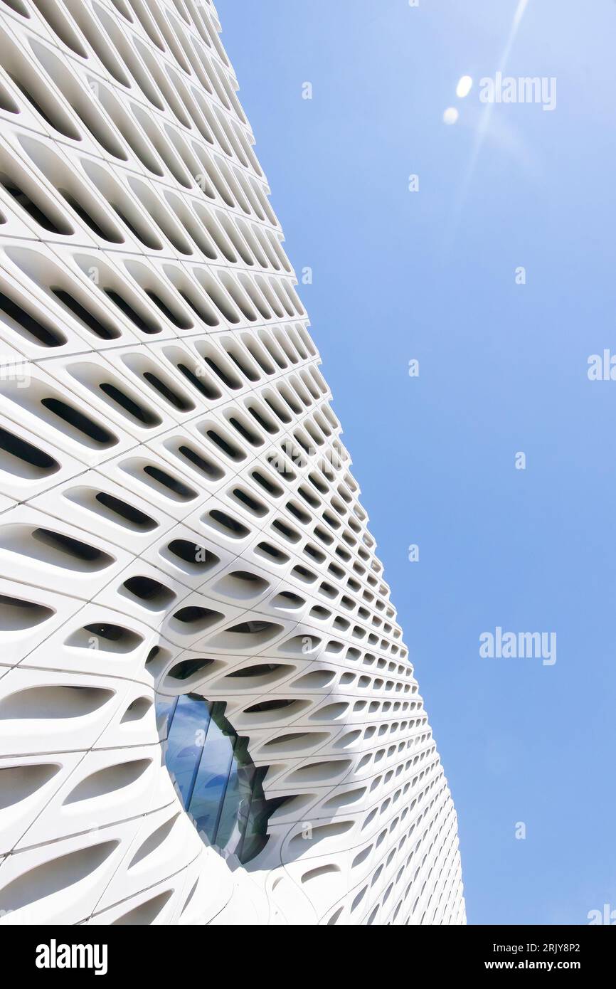 https://c8.alamy.com/comp/2RJY8P2/looking-up-to-sky-abstract-perspective-view-of-modern-art-gallery-the-broad-building-in-los-angeles-california-diller-scofidio-renfro-architects-2RJY8P2.jpg