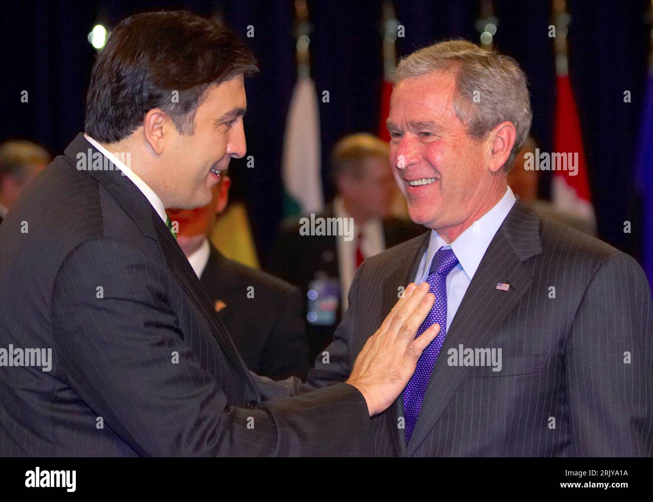 Präsident Michail Sakaschwili (li., Georgien) und Präsident George W. Bush (USA) anlässlich des Nato-Gipfeltreffens in Bukarest PUBLICATIONxNOTxINxCHN Stock Photo