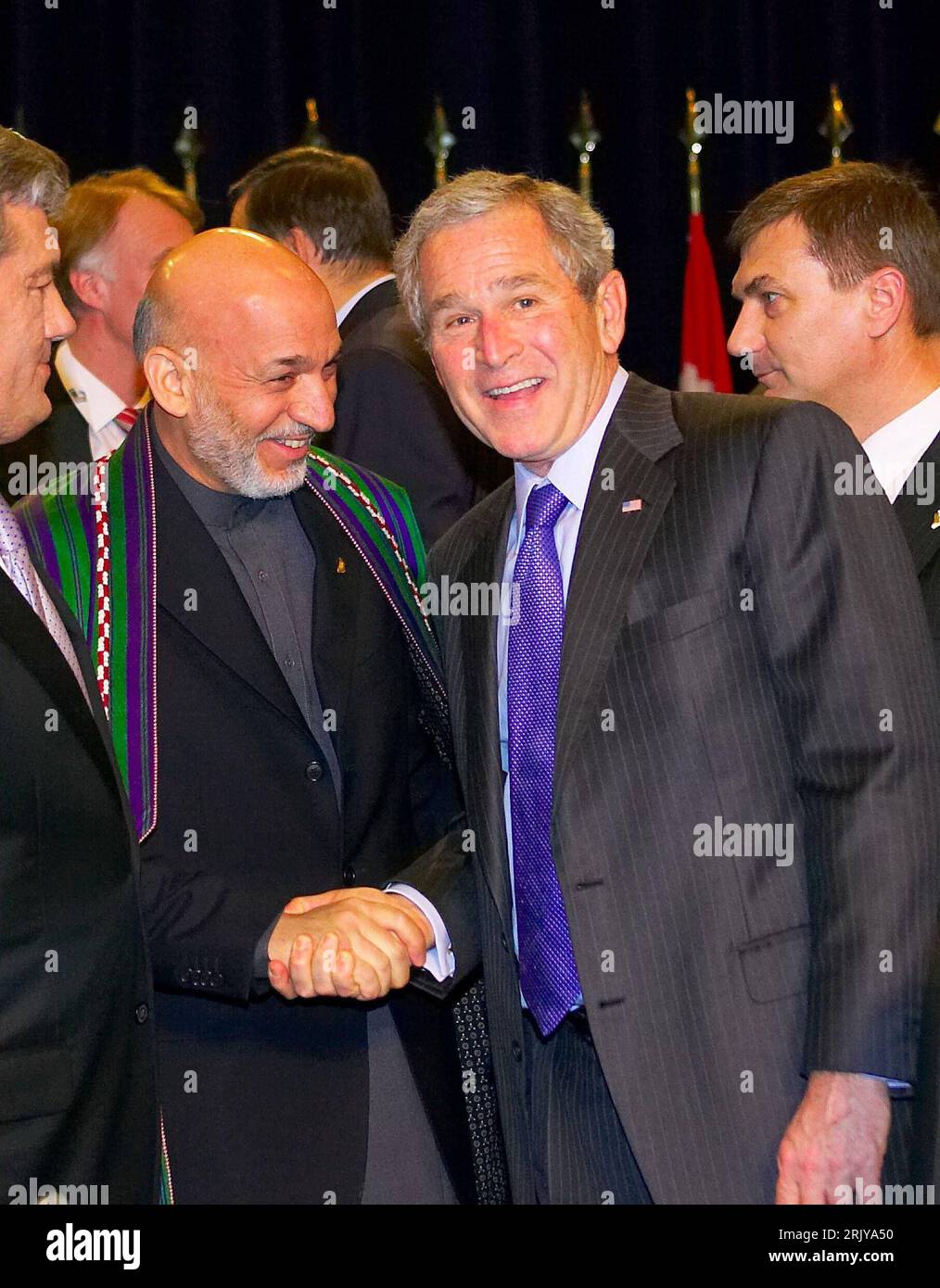 Präsident Hamid Karzai (li., Afghanistan) und Präsident George W. Bush (USA) anlässlich des NATO-Gipfels in Bukarest PUBLICATIONxNOTxINxCHN Stock Photo