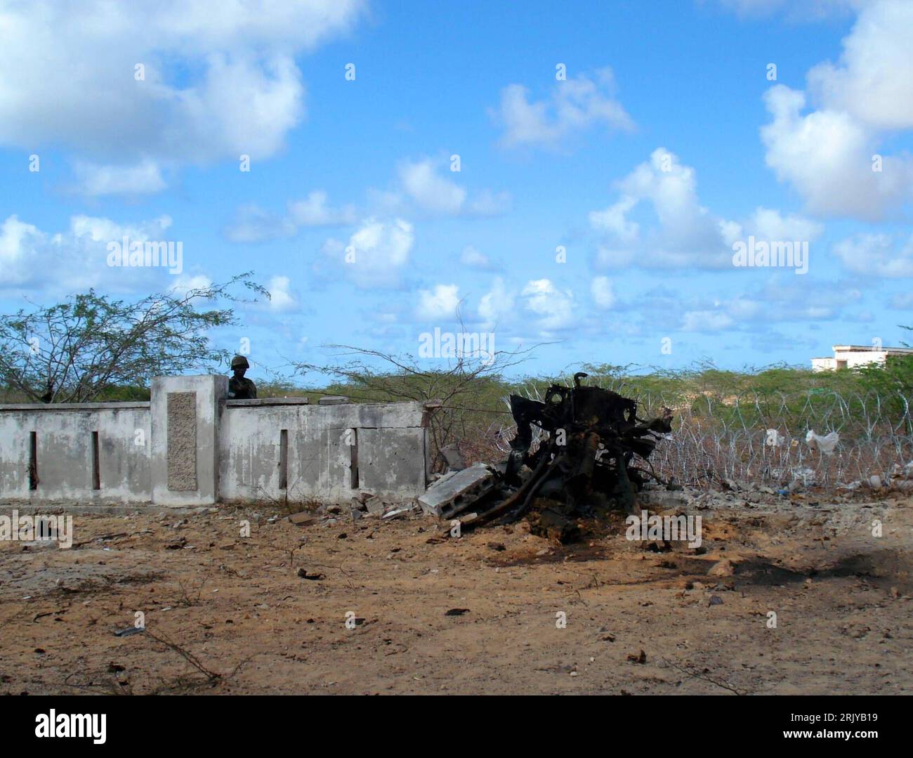 Bildnummer: 52492286  Datum: 09.04.2008  Copyright: imago/Xinhua Wrack eines verbrannten Autos - Überbleibsel eines Selbstmordanschlags auf einen Stützpunkt der Friedenstruppe der Afrikanischen Union - Mogadishu PUBLICATIONxNOTxINxCHN, Objekte , Landschaft; 2008, Mogadischu, Somalia, premiumd, African Union peacekeeping force, Reste, verbrannt, Selbstmordanschlag, Anschlag; , quer, Kbdig, Totale,  ,  , Afrika o0 Terrorismus Stock Photo