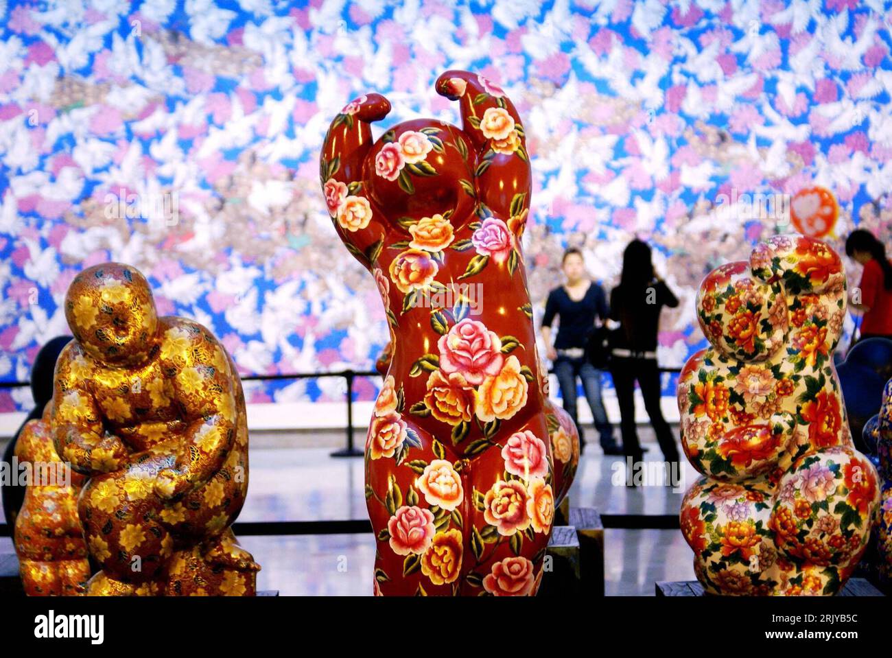 Bildnummer: 52493199  Datum: 04.04.2008  Copyright: imago/Xinhua Skulpturen von Guan Yuliang in einer Austellung in Shenzhen, Provinz Guandong - China  PUBLICATIONxNOTxINxCHN , Objekte; 2008, Liuzhou, China, Figur, Skulptur; , quer, Kbdig, Gruppenbild, Bildhauerei, Kunst,  ,  , Asien Stock Photo