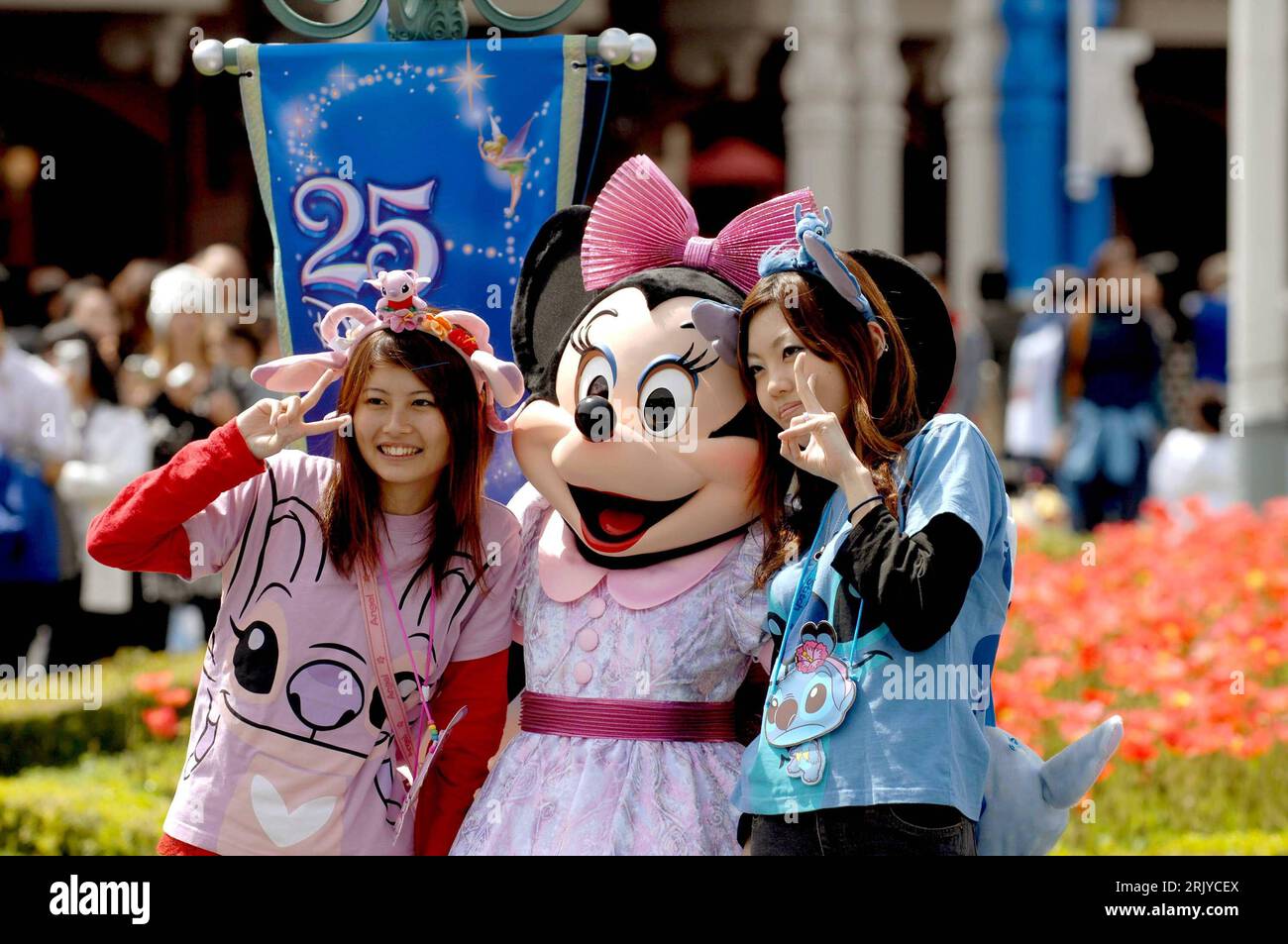 Bildnummer: 52500878  Datum: 15.04.2008  Copyright: imago/Xinhua Besucher lassen sich im Disneyland Urayasu bei Tokyo mit einer Minnie Mouse fotografieren - anlässlich des 25-jährigen Bestehens des Vergnügungsparks - PUBLICATIONxNOTxINxCHN, Personen , optimistisch , premiumd; 2008, Japan, Urayasu, Tokio, Disney, Land, Jubiläum, Freizeitpark, Vergnügungspark, Disneyfigur, Figur, Comic, Comicfigur, Maus, Land, Leute; , quer, Kbdig, Gruppenbild,  , Reisen, Asien Stock Photo