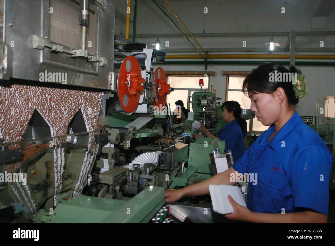 Bildnummer: 52510901  Datum: 22.04.2008  Copyright: imago/Xinhua Mitarbeiterin einer Zigarettenfabrik in Pyongyang PUBLICATIONxNOTxINxCHN, Personen; 2008, Nordkorea, Tabakindustrie; , quer, Kbdig, Einzelbild, Industrie, Wirtschaft, Arbeitswelten, Gesellschaft,  ,  , Mittelamerika Stock Photo