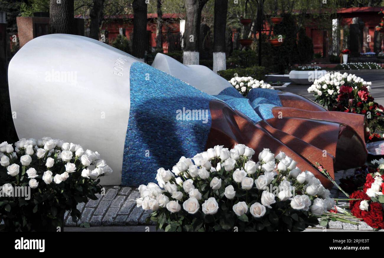 Bildnummer: 52511191  Datum: 23.04.2008  Copyright: imago/Xinhua Grabstein des ehemaligen russischen Präsidenten Boris Jelzin auf dem Friedhof des Neujungfrauenklosters in Moskau - PUBLICATIONxNOTxINxCHN , Objekte; 2008, premiumd, Jeltsin, Jelcin, Grab, Nowodewitschi, Novodevichy, Politik, Russland; , quer, Kbdig, Gruppenbild,  , People Stock Photo