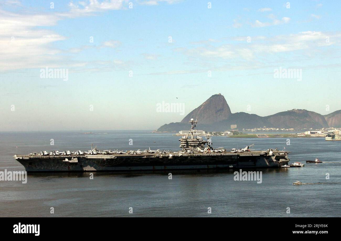 Bildnummer: 52512423  Datum: 23.04.2008  Copyright: imago/Xinhua Flugzeugträger - USS George Washington (CVN-73) - in der Guanabara Bay - Rio de Janeiro - PUBLICATIONxNOTxINxCHN, Objekte; 2008, Rio de Janeiro, Brasilien, Kriegsschiff, U.S. Navy; , quer, Kbdig, Totale, Meer, Küste,  , Militaer, Staat, , ,  , Südamerika o0 USA, Nordamerika Stock Photo