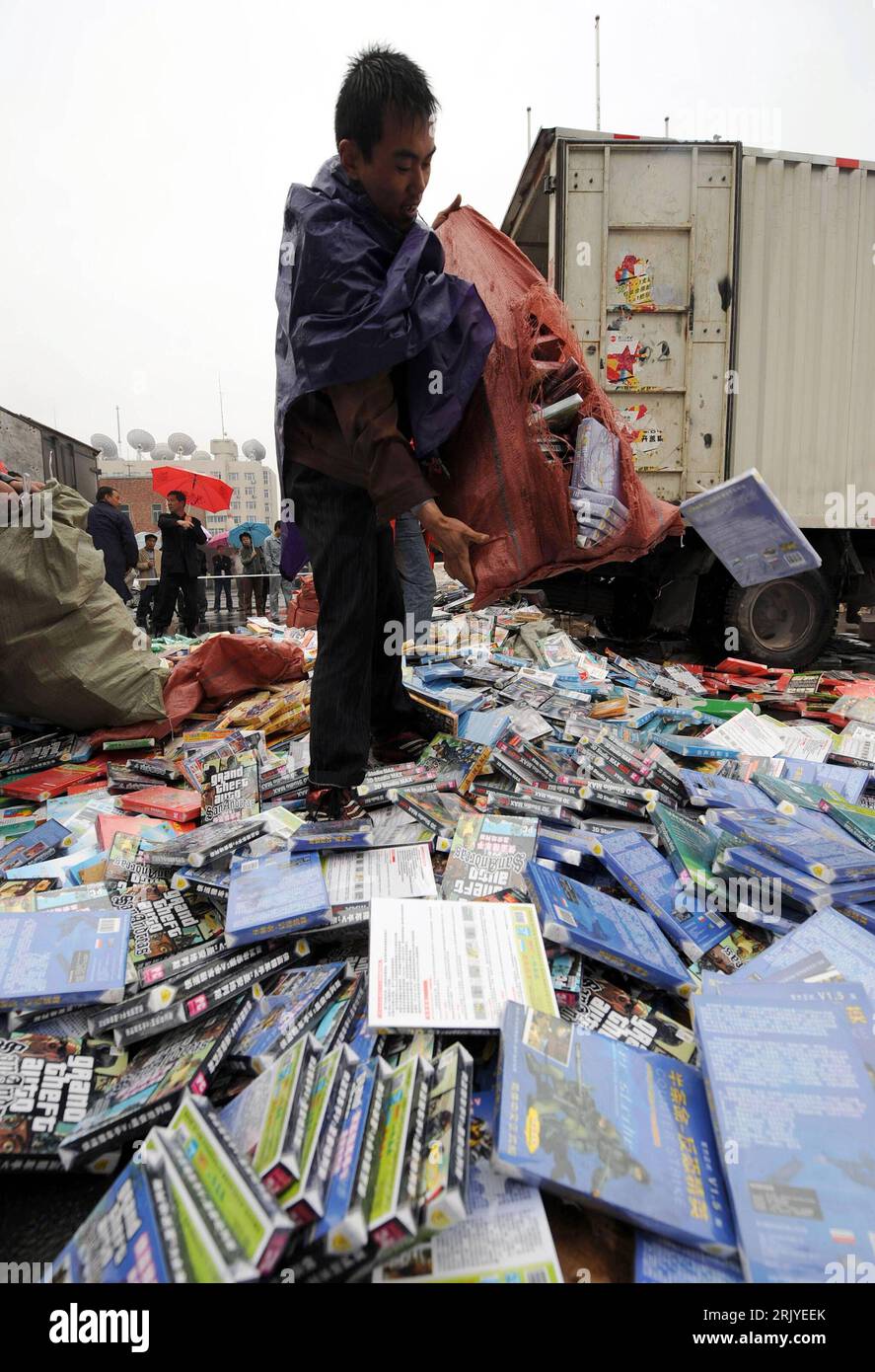 Bildnummer: 52514478  Datum: 20.04.2008  Copyright: imago/Xinhua Vernichtung von Raubkopien und illegalen Publikationen in Changchun in Shanghai - PUBLICATIONxNOTxINxCHN , Personen; 2008, Taiyuan, China,, Raubkopie, Produktpiraterie, illegal, illegale Kopie, Kopien, Plagiat, verboten, verbotene, Publikation, Veröffentlichungen, vernichten, Produkt, Software; , hoch, Kbdig, Einzelbild, Kriminalität, Gesellschaft,  , Behörden, Staat,  , Asien Stock Photo