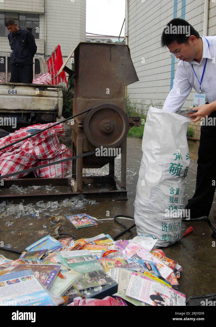 Bildnummer: 52514463  Datum: 20.04.2008  Copyright: imago/Xinhua Vernichtung von Raubkopien und illegalen Publikationen in Changchun in Nanchang - PUBLICATIONxNOTxINxCHN , Personen; 2008, Jiangxi, Nanchang, China,, Raubkopie, Produktpiraterie, illegal, illegale Kopie, Kopien, Plagiat, verboten, verbotene, Publikation, Veröffentlichungen, vernichten, Produkt; , hoch, Kbdig, Einzelbild, Kriminalität, Gesellschaft,  , Behörden, Staat,  , Asien Stock Photo