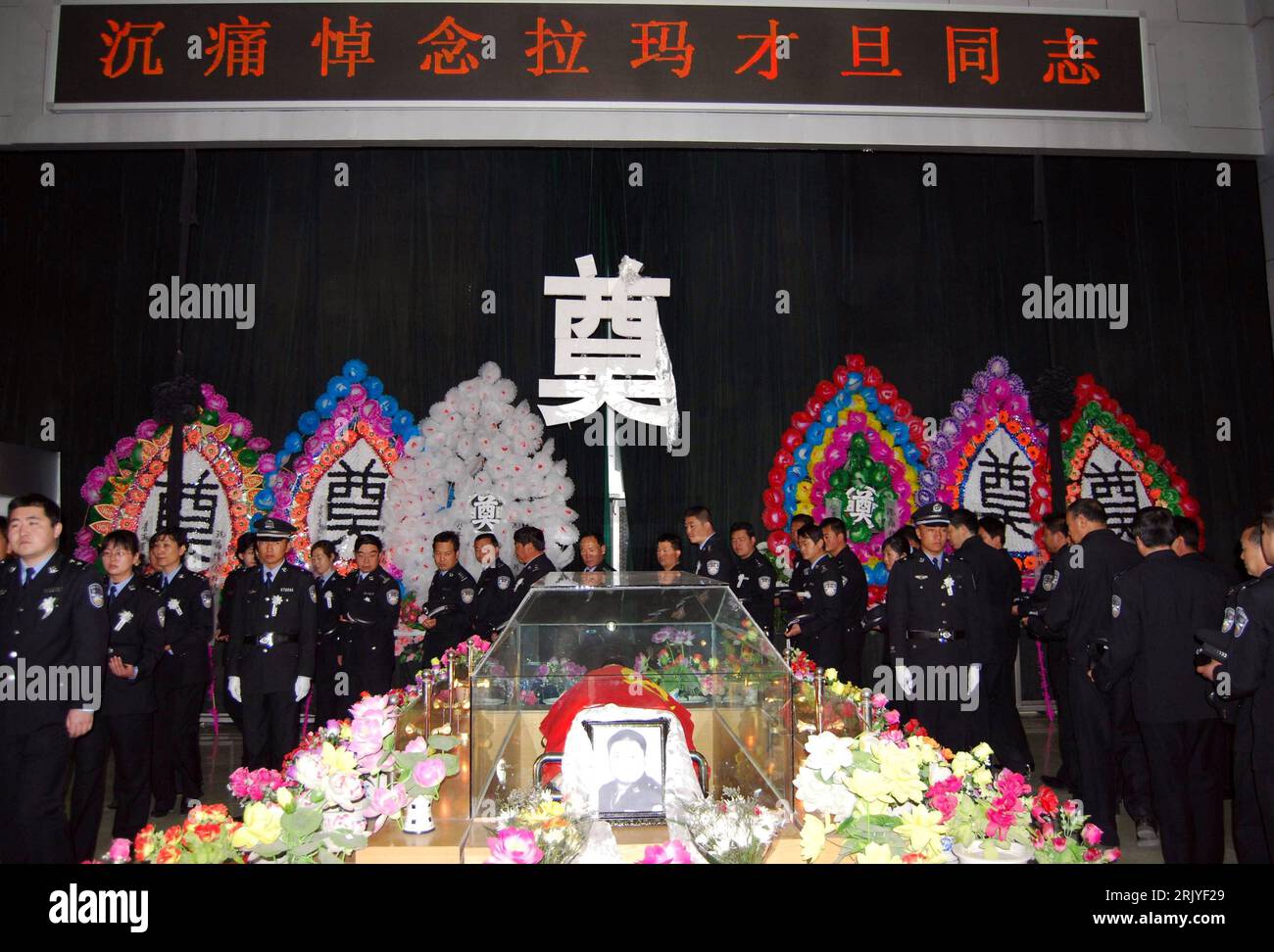 Bildnummer: 52520011  Datum: 30.04.2008  Copyright: imago/Xinhua Trauerfeier für den Polizisten Lama Cedain in Huzhu PUBLICATIONxNOTxINxCHN, Personen; 2008, China, Begräbnis, Trauer, Beerdigung; , quer, Kbdig, Totale,  , Polizei, Staat, Gesellschaft, Asien Stock Photo