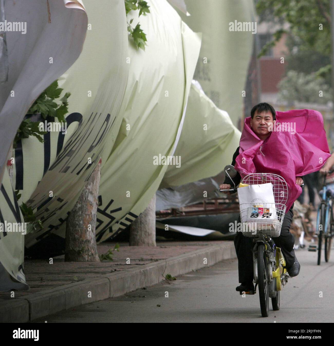 Bildnummer: 52524107  Datum: 03.05.2008  Copyright: imago/Xinhua Stürmische Böen in Luoyang - PUBLICATIONxNOTxINxCHN , Personen; 2008, China, Peking,  Radfahrer, Wind, Sturm,; , quer, Kbdig, Einzelbild,  , alternativer, Verkehr, Wetter, Asien Stock Photo