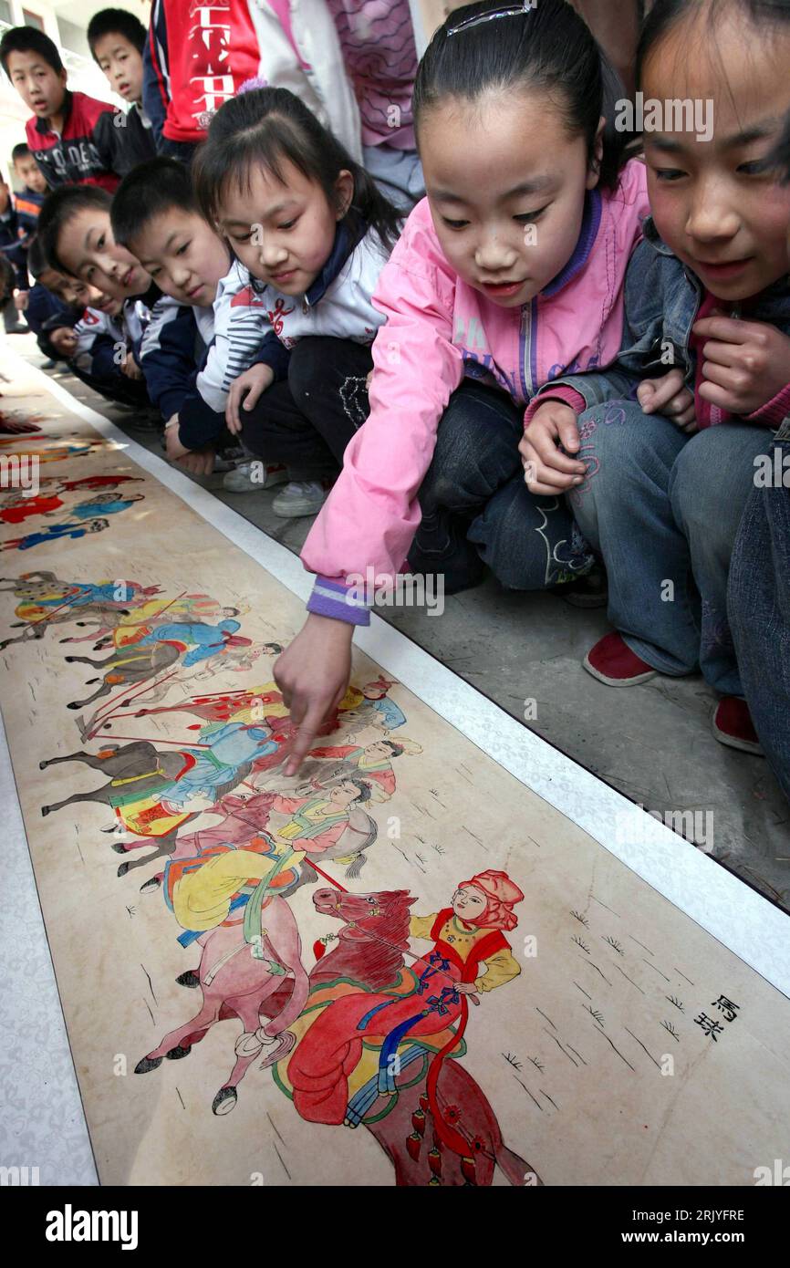 Bildnummer: 52525788  Datum: 22.04.2008  Copyright: imago/Xinhua Kinder betrachten einen traditionellen Jiangzhou-Holzschnitt in Xinjiang - China - PUBLICATIONxNOTxINxCHN, Personen , Objekte; 2008, Xinjiang, China, Kunst, Bild, Malerei; , hoch, Kbdig, Gruppenbild,  ,  , Asien Stock Photo