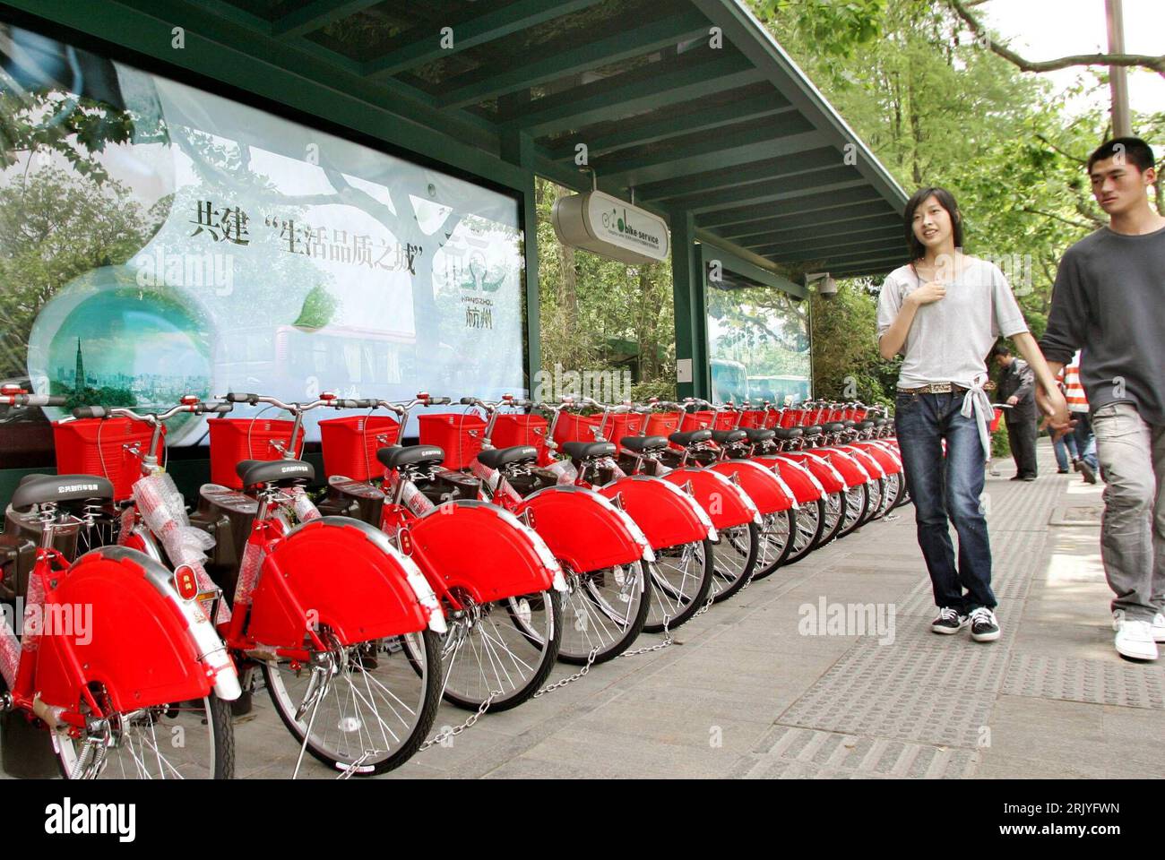 Bildnummer: 52525925  Datum: 27.04.2008  Copyright: imago/Xinhua Fahrradverleih in Hangzhou - China - PUBLICATIONxNOTxINxCHN, Objekte , Personen; 2008, Hangzhou, Fahrrad-Verleih; , quer, Kbdig, Einzelbild, Dienstleistungsgewerbe, Wirtschaft,  , alternativer, Verkehr, Stock Photo