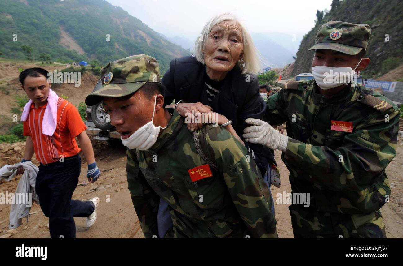 Bildnummer: 52540408  Datum: 16.05.2008  Copyright: imago/Xinhua Soldaten tragen eine alte Frau aus der Gefahrenzone nach dem verheerenden Erdbeben in der Provinz Sichuan PUBLICATIONxNOTxINxCHN, Personen , premiumd; 2008, Beichuan, Provinz Sichuan, China, Katastrophe, Naturkatastrophe, Einsatz, Rettungseinsatz; , quer, Kbdig, Gruppenbild, close,  , Militaer, Staat,  , Asien  Bildnummer 52540408 Date 16 05 2008 Copyright Imago XINHUA Soldiers wear a Old Woman out the Danger zone after the devastating Earthquakes in the Province Sichuan PUBLICATIONxNOTxINxCHN People premiumd 2008 Beichuan Provin Stock Photo