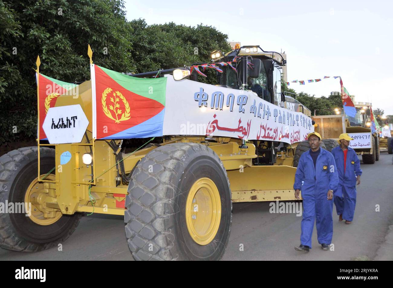 Bildnummer: 52547798  Datum: 21.05.2008  Copyright: imago/Xinhua Parade mit Baufahrzeugen zum 15. Jahrestag der Unabhängigkeit Eritreas in Asmara - Eritrea   PUBLICATIONxNOTxINxCHN , Objekte , Personen; 2008, Asmara,   Pressetermin , premiumd; , quer, Kbdig, Gruppenbild,  , Politik, Afrika  Bildnummer 52547798 Date 21 05 2008 Copyright Imago XINHUA Parade with Construction vehicles to 15 Anniversary the Independence Eritrea in Asmara Eritrea PUBLICATIONxNOTxINxCHN Objects People 2008 Asmara Press call premiumd horizontal Kbdig Group photo politics Africa Stock Photo