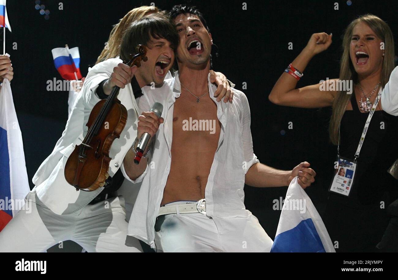 Bildnummer: 52551901  Datum: 24.05.2008  Copyright: imago/Xinhua Sänger Dima Bilan (Mitte, Russland) feiert seinen Sieg beim Eurovision Song Contest 2008 in Belgrad - PUBLICATIONxNOTxINxCHN, Personen , optimistisch , Freude , Begeisterung; premiumd, Highlight, 2008, Belgrad, Musik, Sieger, Jubel; , quer, Kbdig, Gruppenbild, Randbild, People, o0 Grand Prix de la chanson    Bildnummer 52551901 Date 24 05 2008 Copyright Imago XINHUA Singer Dima Bilan centre Russia celebrate his Victory the Eurovision Song Contest 2008 in Belgrade PUBLICATIONxNOTxINxCHN People optimistic happiness Enthusiasm premi Stock Photo