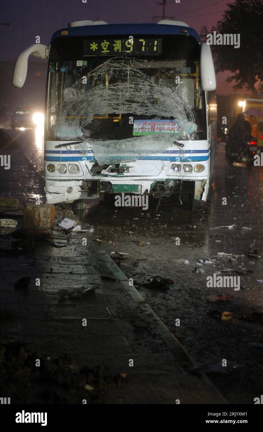 Bildnummer: 52589529  Datum: 22.06.2008  Copyright: imago/Xinhua Demolierter Bus der Linie 971 nach einem tödlichen Verkehrsunfall in Shanghai - PUBLICATIONxNOTxINxCHN, Objekte , Restlichtaufnahme; 2008, Shanghai, China, Unfall, Schaden, Zerstörung, Windschutzscheibe, ÖPNV; , hoch, Kbdig, Einzelbild,  , Straße, Verkehr,  , Asien    Bildnummer 52589529 Date 22 06 2008 Copyright Imago XINHUA Demolierter Bus the Line 971 after a fatal Traffic accident in Shanghai PUBLICATIONxNOTxINxCHN Objects Residual light recording 2008 Shanghai China Accident Damage Destruction Windscreen Public transport ver Stock Photo