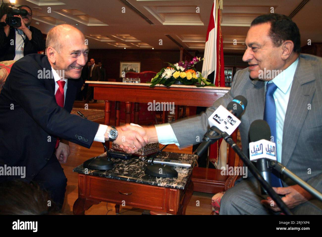 Präsident Hosni Mubarak re., Ägypten trifft während der Konferenz der Afrikanischen Union in Sharm el-Sheikh auf Premierminister Ehud Olmert Israel - PUBLICATIONxNOTxINxCHN Stock Photo