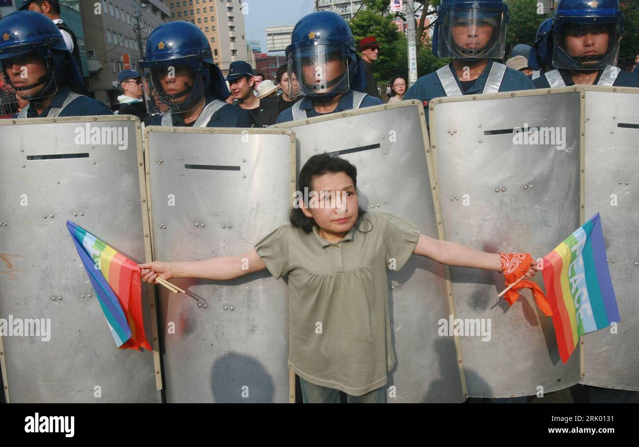 Bildnummer: 52605740  Datum: 05.07.2008  Copyright: imago/Xinhua Pazifistische Globalisierungsgegnerin vor behelmten Polizisten während einer Demonstration gegen den G8 Hokkaido Toyako Gipfel in Sapporo - Japan PUBLICATIONxNOTxINxCHN, Personen , kurios; 2008, Japan, Politik, Demonstrationen, Protest, Protestaktion, premiumd, Polizisten, Polizeieinsatz, Globalisierungsgegner, Frau; , quer, Kbdig, Gruppenbild,  , Polizei, Staat, Gesellschaft, Asien    Bildnummer 52605740 Date 05 07 2008 Copyright Imago XINHUA Pazifistische Globalisierungsgegnerin before behelmten Policemen during a Demonstration Stock Photo